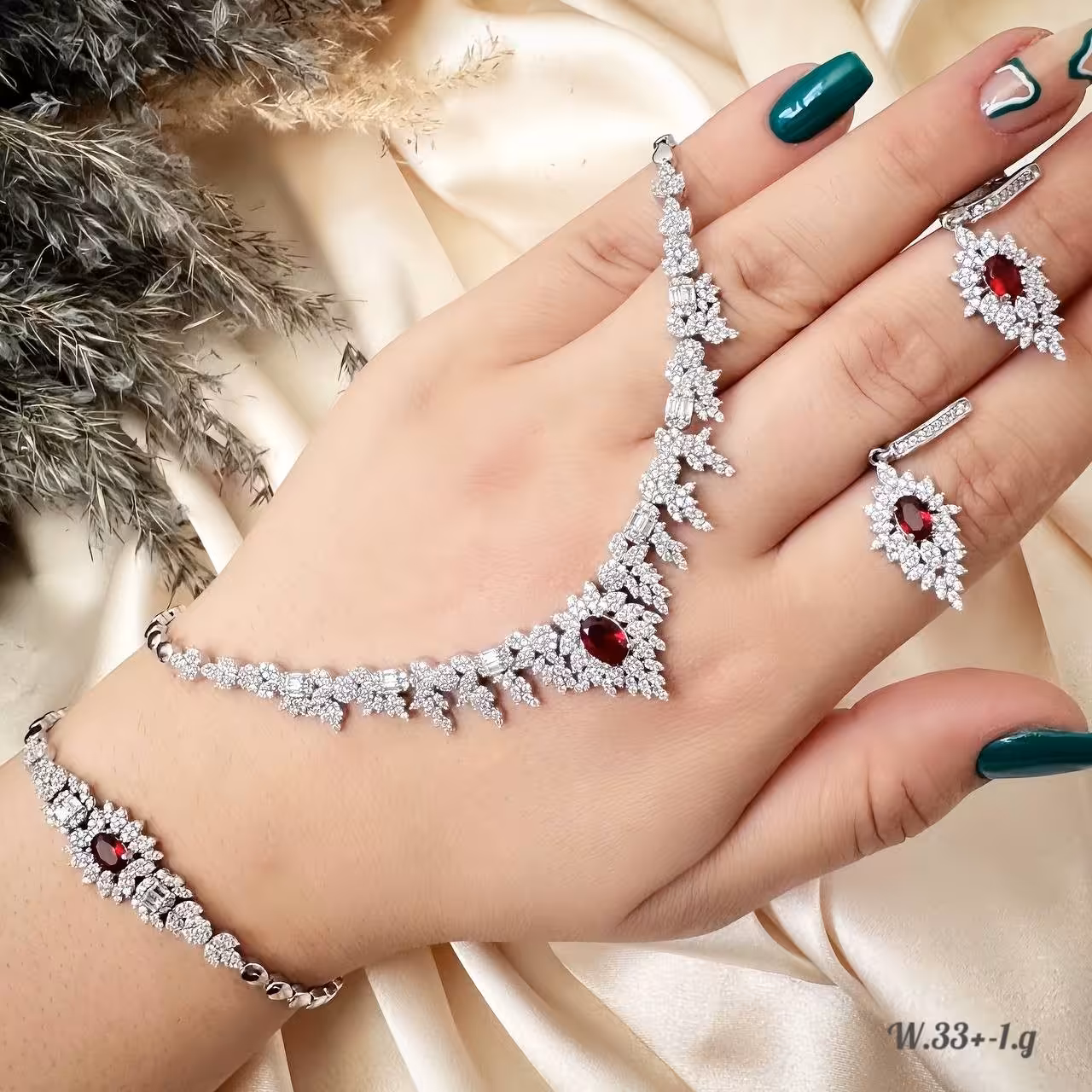 سرویس  نقره با عیار 925و آبکاری طلا  رنگ ثابت تضمینی  مناسب برای شیک پسندها  و هدیه دارای فاکتور معتبر و ارسال رایگان. 