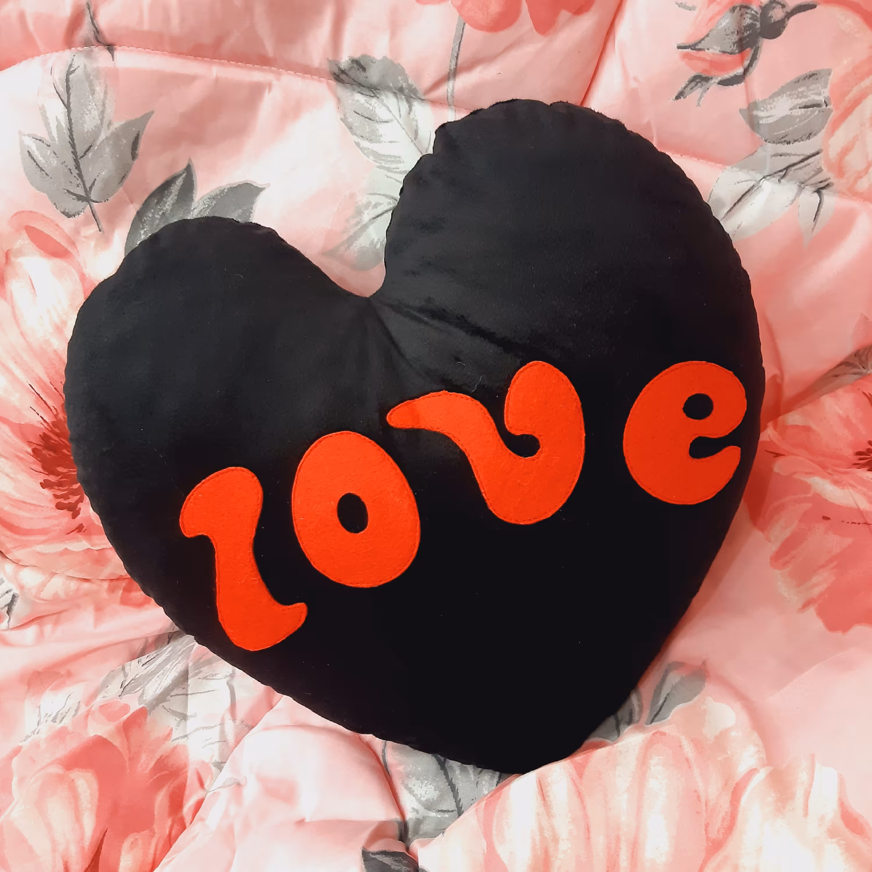 کوسن لاو قلبی مشکی  نانو بدون پرز  قابل شستشو و ضد حساسیت مناسب برای هدیه و...