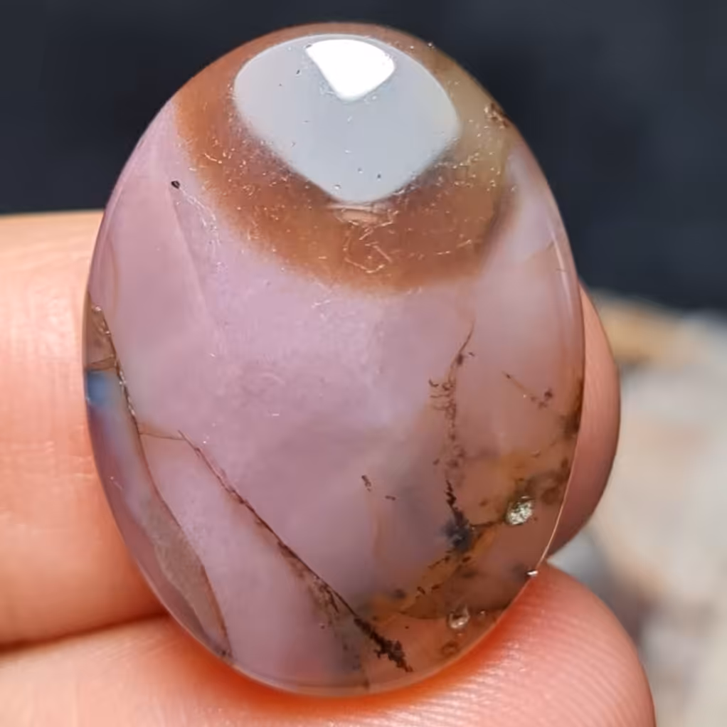  نگین فوق العاده سنگ زیبای صد درصد طبیعی عقیق رگه صورتی بسیار خاص اصل قائن
کد 26685