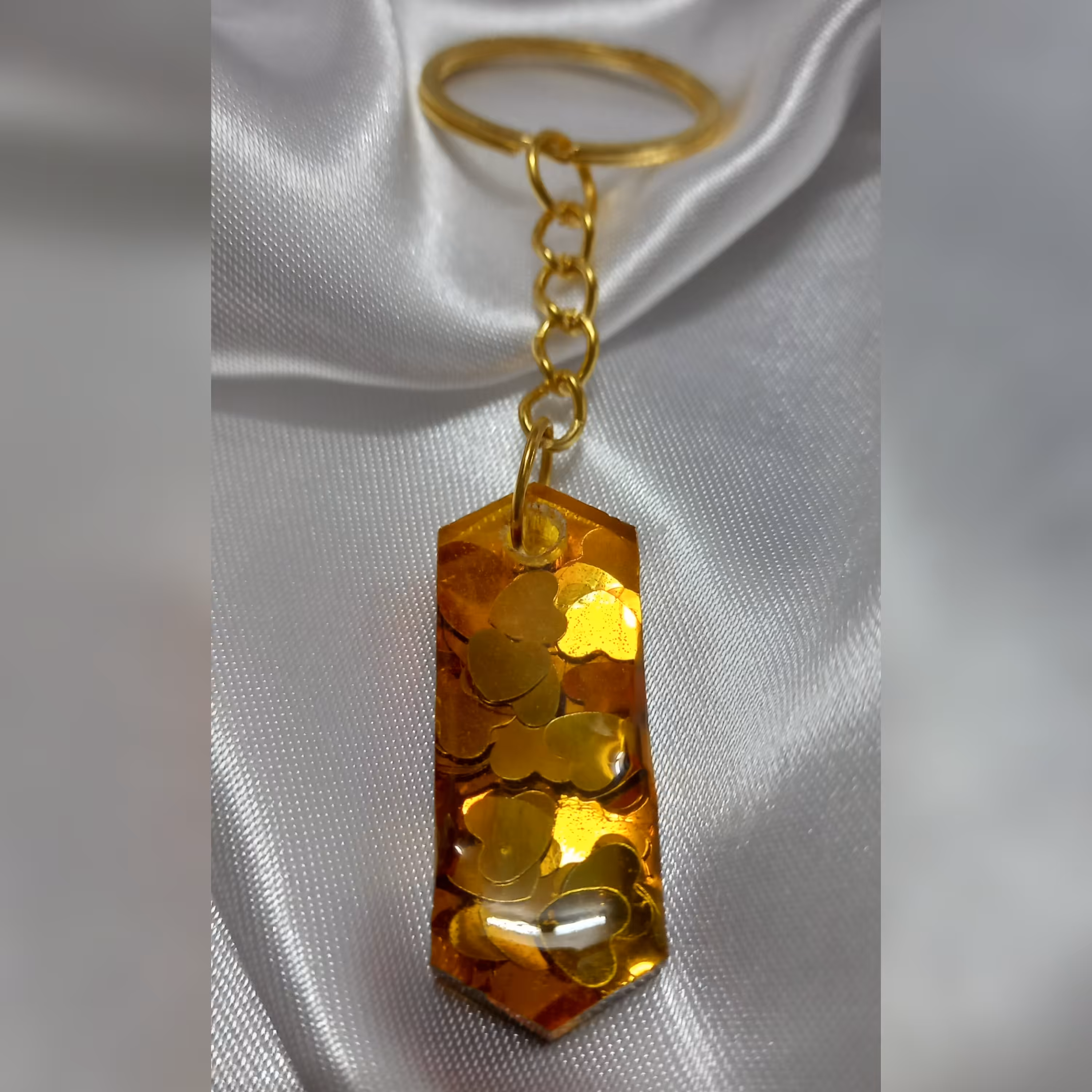 جاسوییچی رزینی با خرجکار  طلایی بسیار شیک و زیبا مناسب هدیه