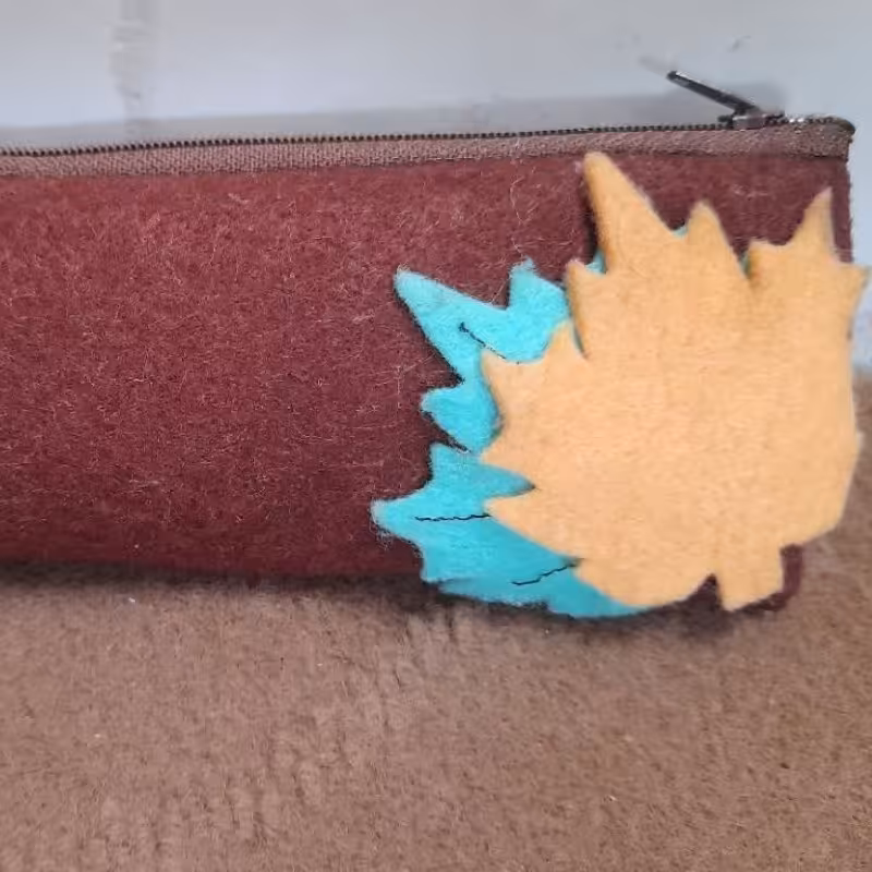 جامدادی نمدی طرح برگ پاییزی در سایز 20در5 سانت در طرح هاو رنگ های متفاوت 