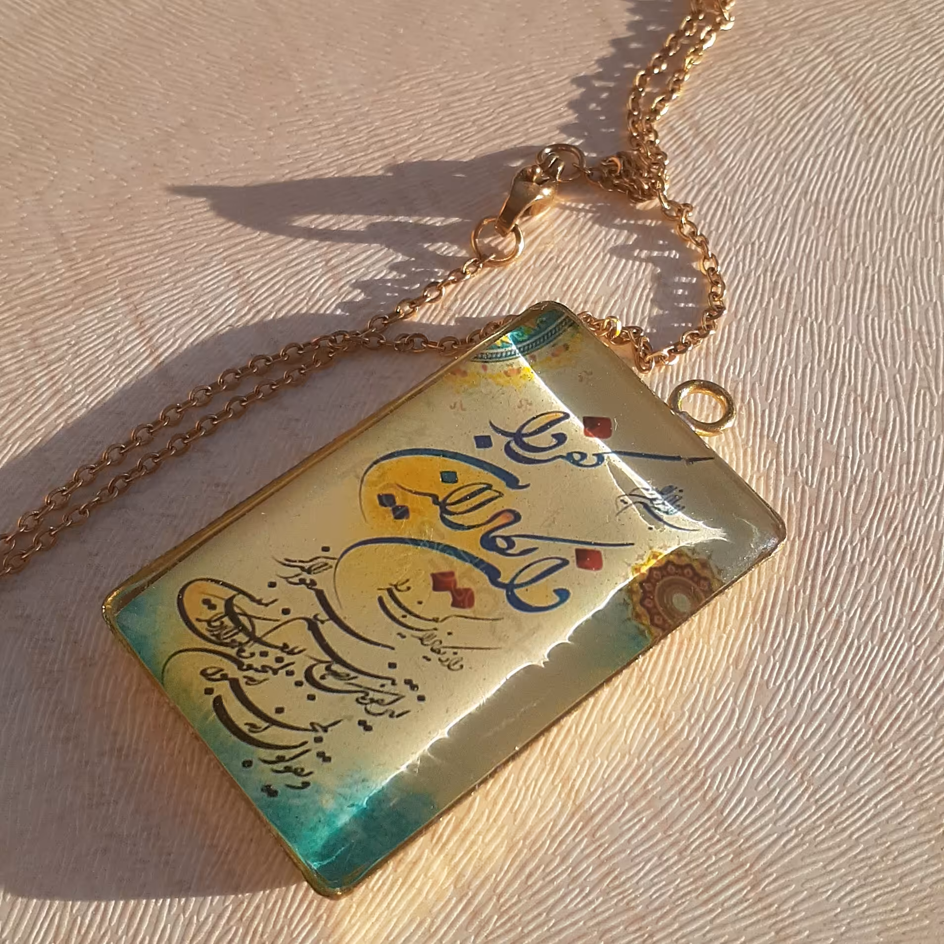 سر کلیدی و گردنبند وان یکاد