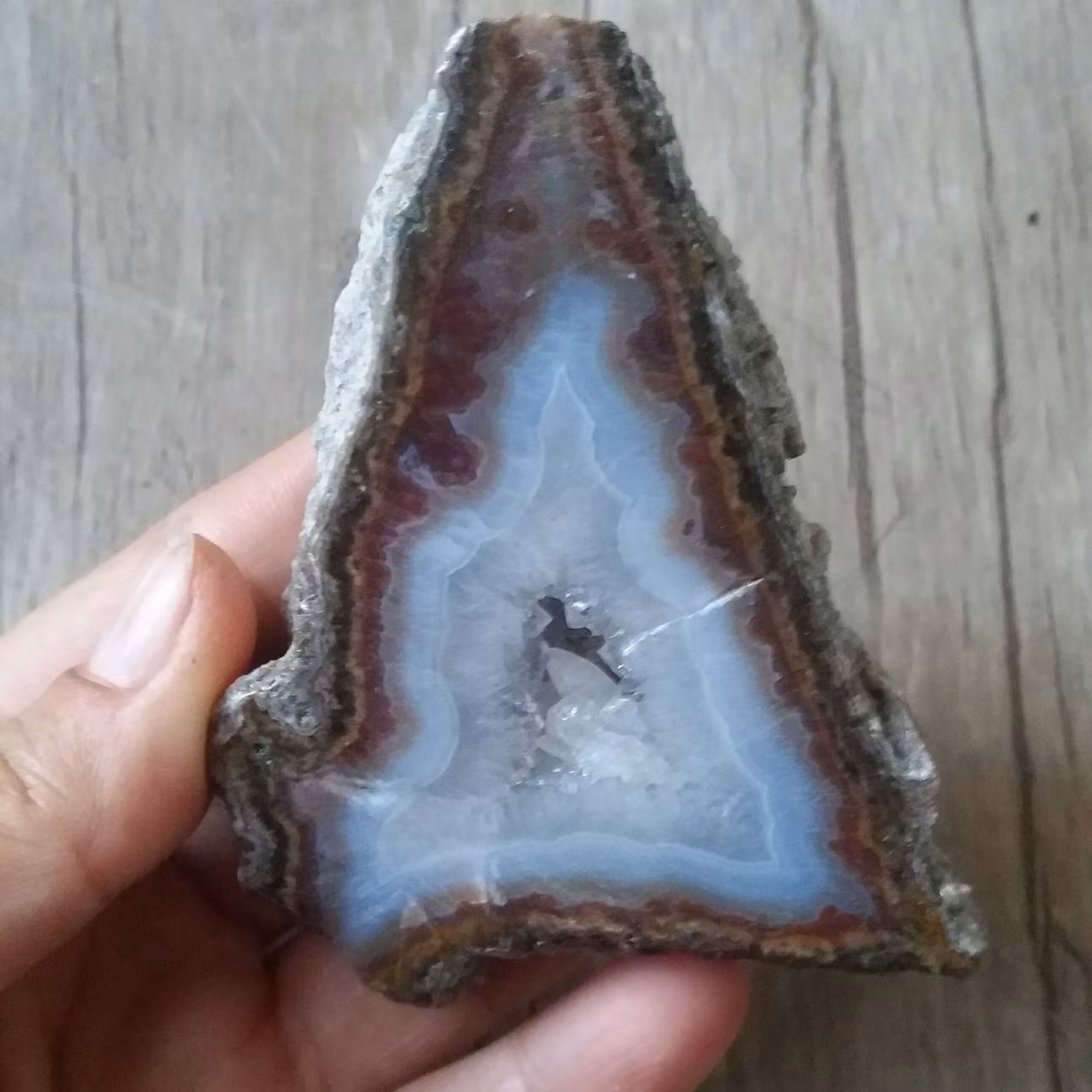 سنگ عقیق رنگی با مرکزیت کوارتز با بلورهای زیبا با خواص بسیار  سنگ عقیق مناسب دکور و ویترین معدنی و اصل 7 سانته