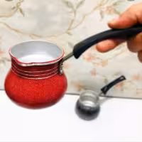 قهوه جوش رنگی ... جنس روحی ...دسته دار ... در دو رنگ 