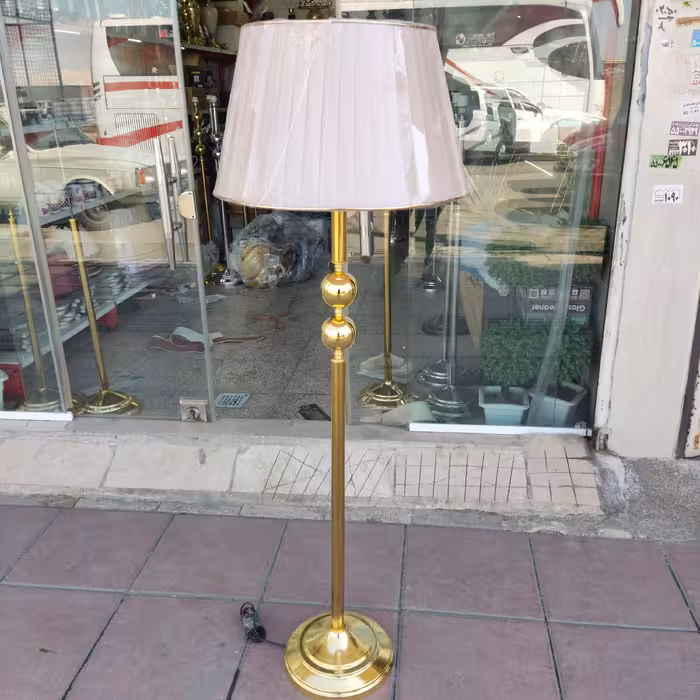 آباژور ایستاده کنارسالنی استیل