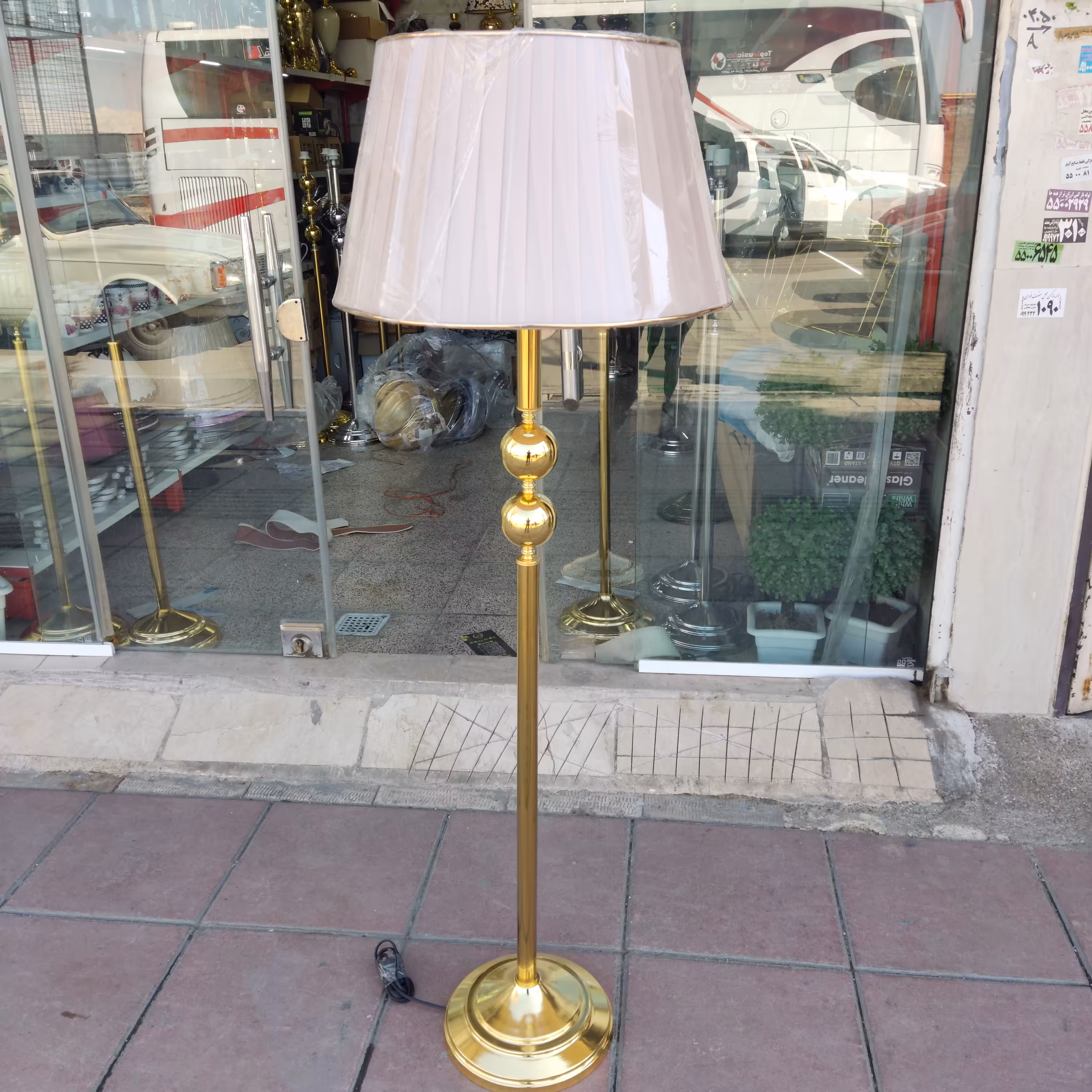 آباژور ایستاده کنارسالنی استیل