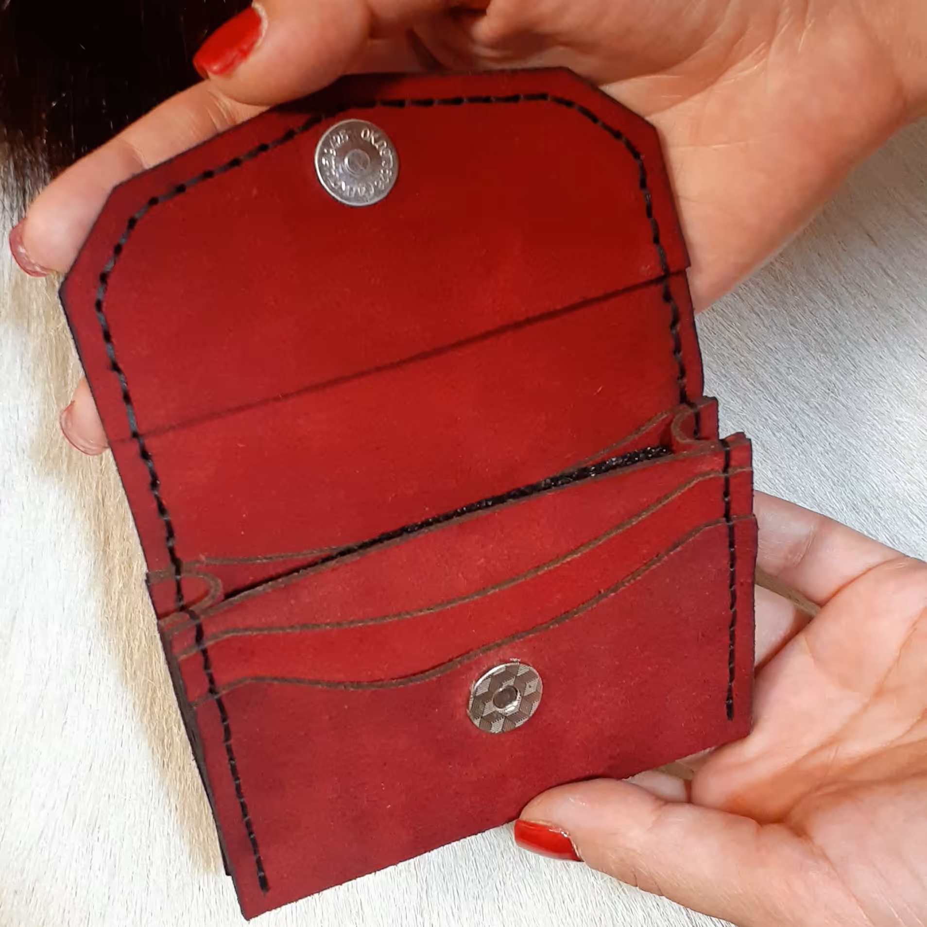 کیف جای کارت مدل روشان،دارای یک جیب طبله دار و دوجیب بدون طبله که مجموعا 12کارت وبیشتر فضا دارد