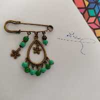سنجاق سینه سنتی آویز دار طرح قطره 