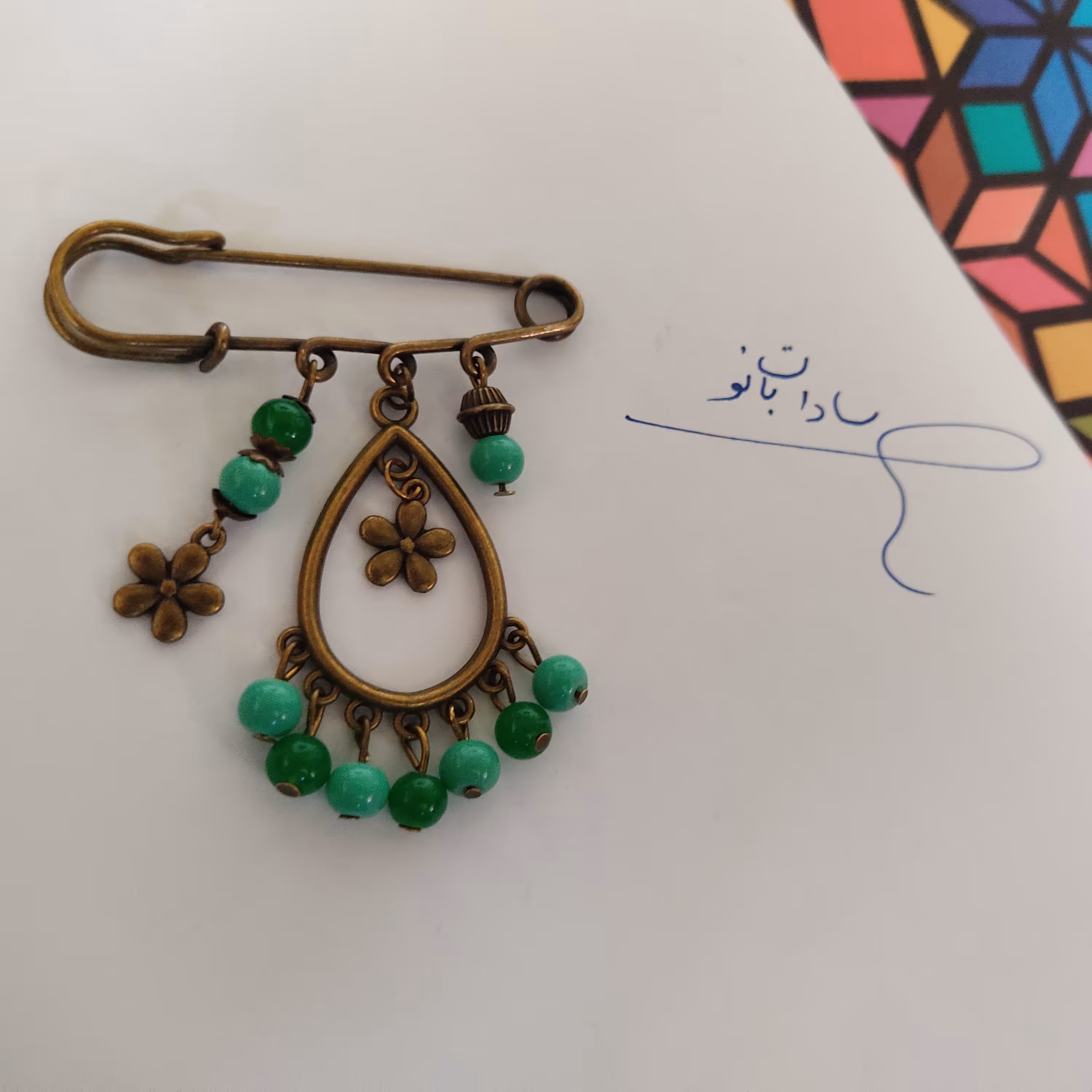 سنجاق سینه سنتی آویز دار طرح قطره 