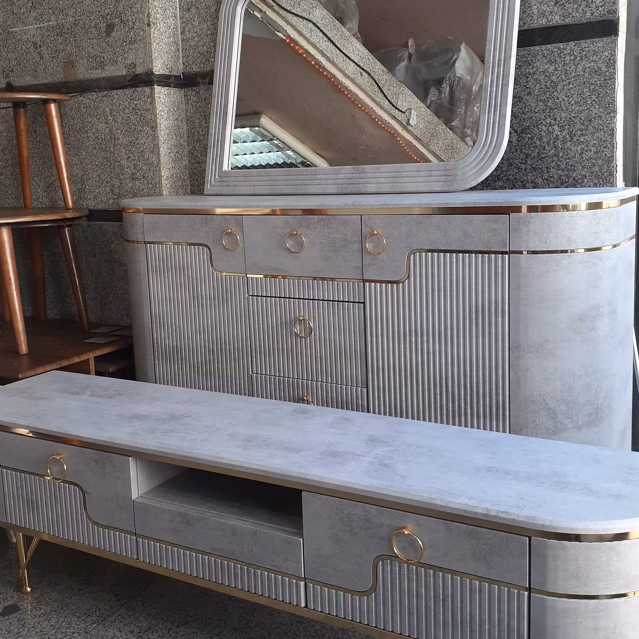 ست کنسول و میز تلویزیون با آیینه تمام ام دی اف با کیفیت رنگبندی دارد (ارسال با باربری و پس کرایه میباشد )