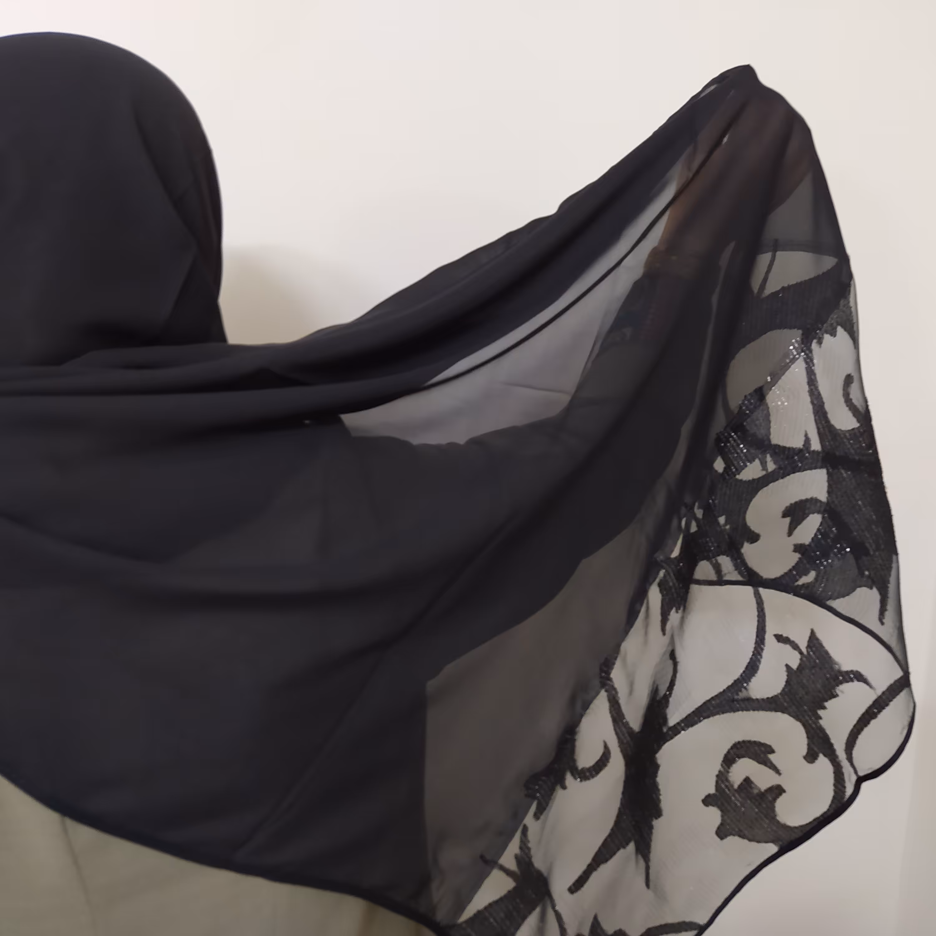 شال مشکی گیپوردار