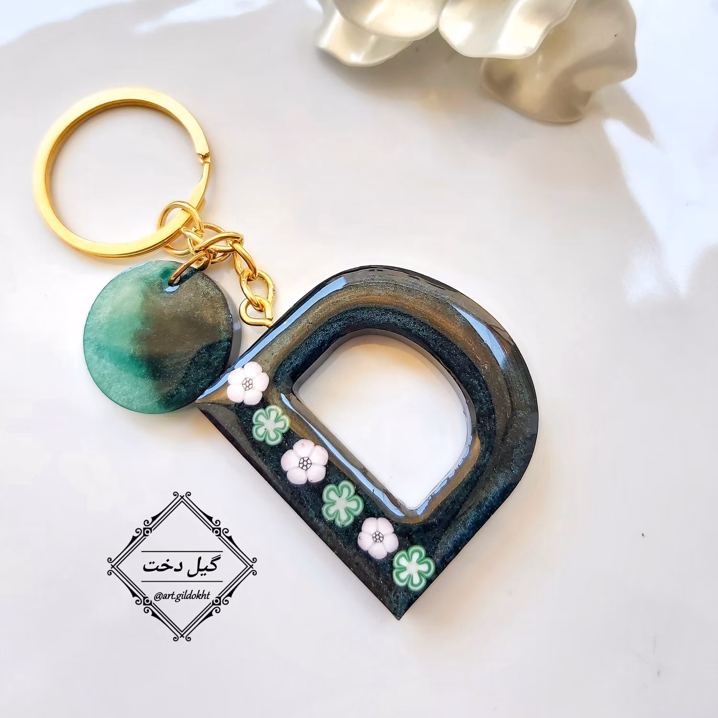 جاسوییچی تمام رزین حرف D رنگ سبز  کله غازی با آویز دایره  و حلقه فلزی طلایی