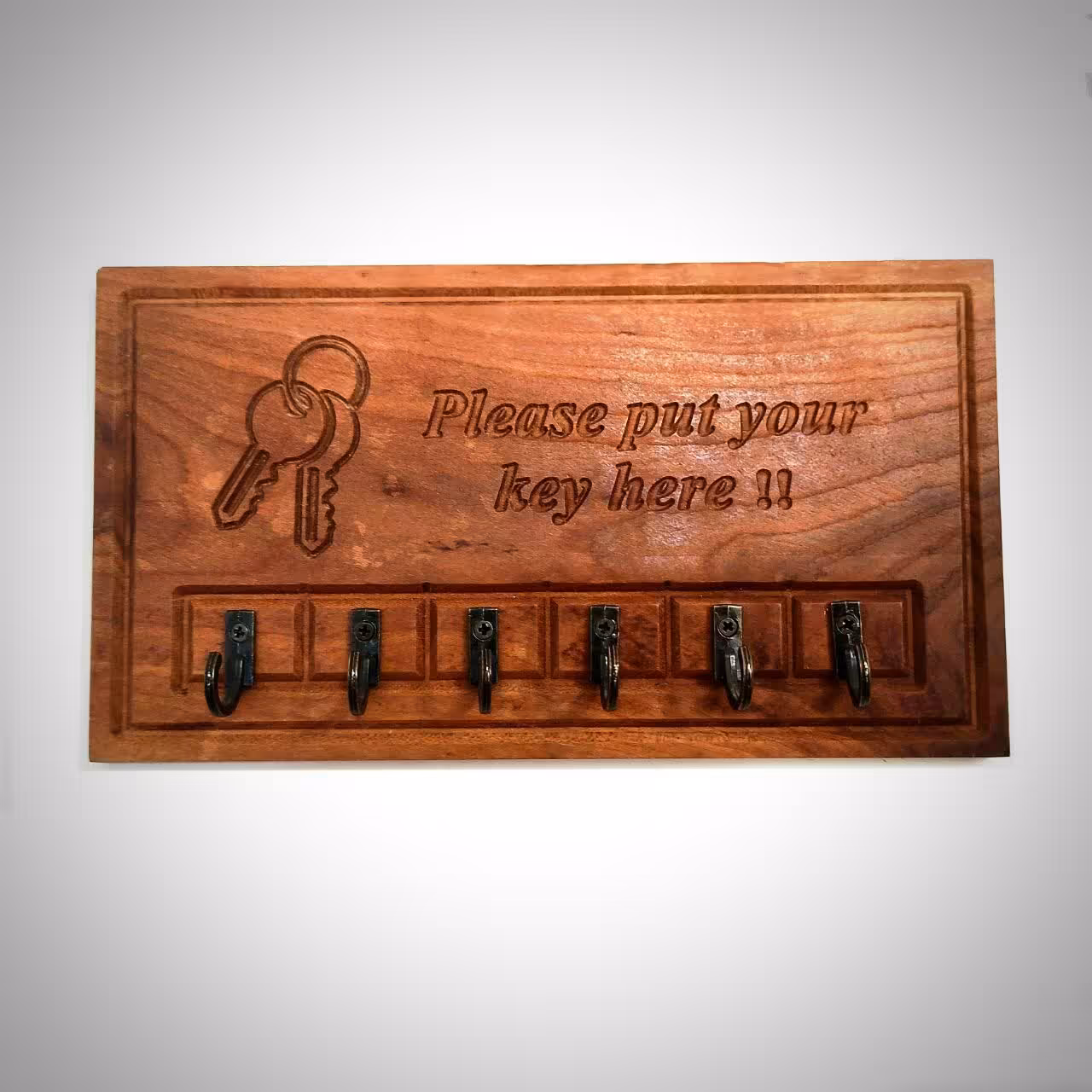 جاکلیدی چوبی ساخته شده از چوب زرد آلو دارای شش جایگاه آویز کلید