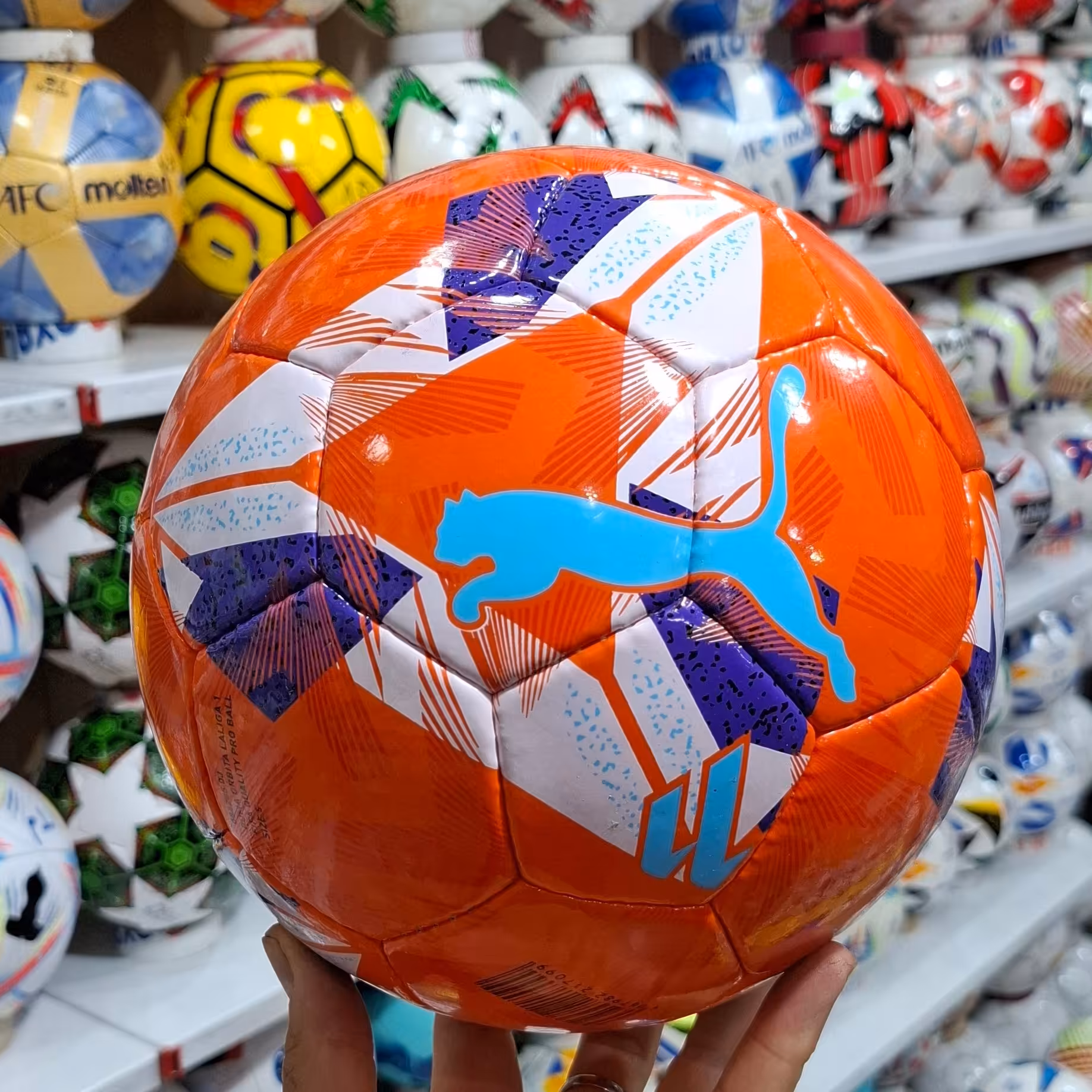 توپ فوتبال پوما اصلی  سایز 5 اصلی باضمانت همراه با سوزنی وارسال رایگان در ارزانکده توپ کرمان 