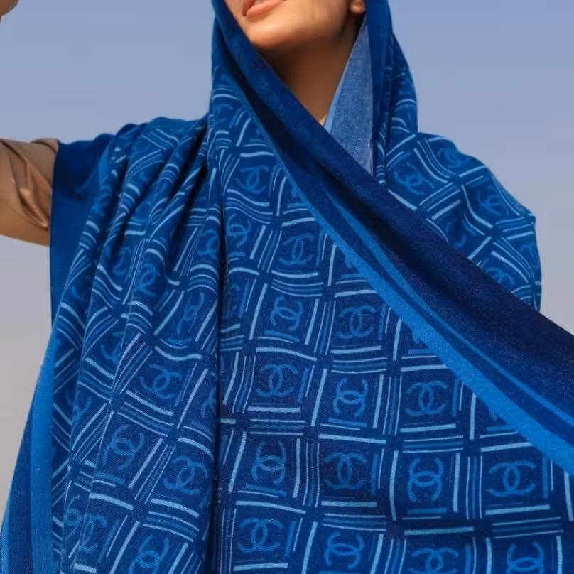 شال آبی سورمه ای جنس موهر؛ گرم و لطیف طرح شنل