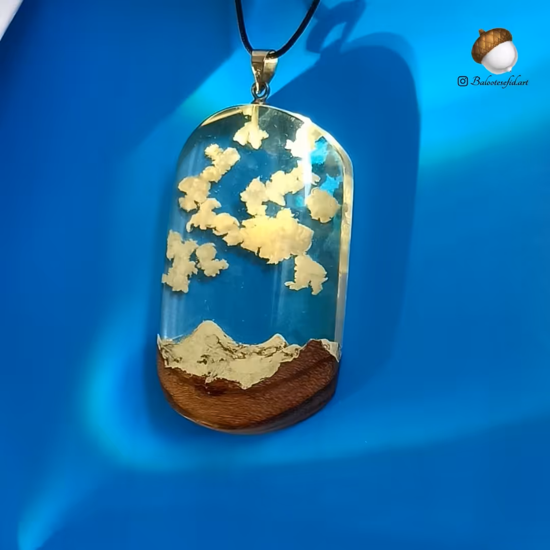 گردنبند چوب و رزین مدل کوهستان برفی