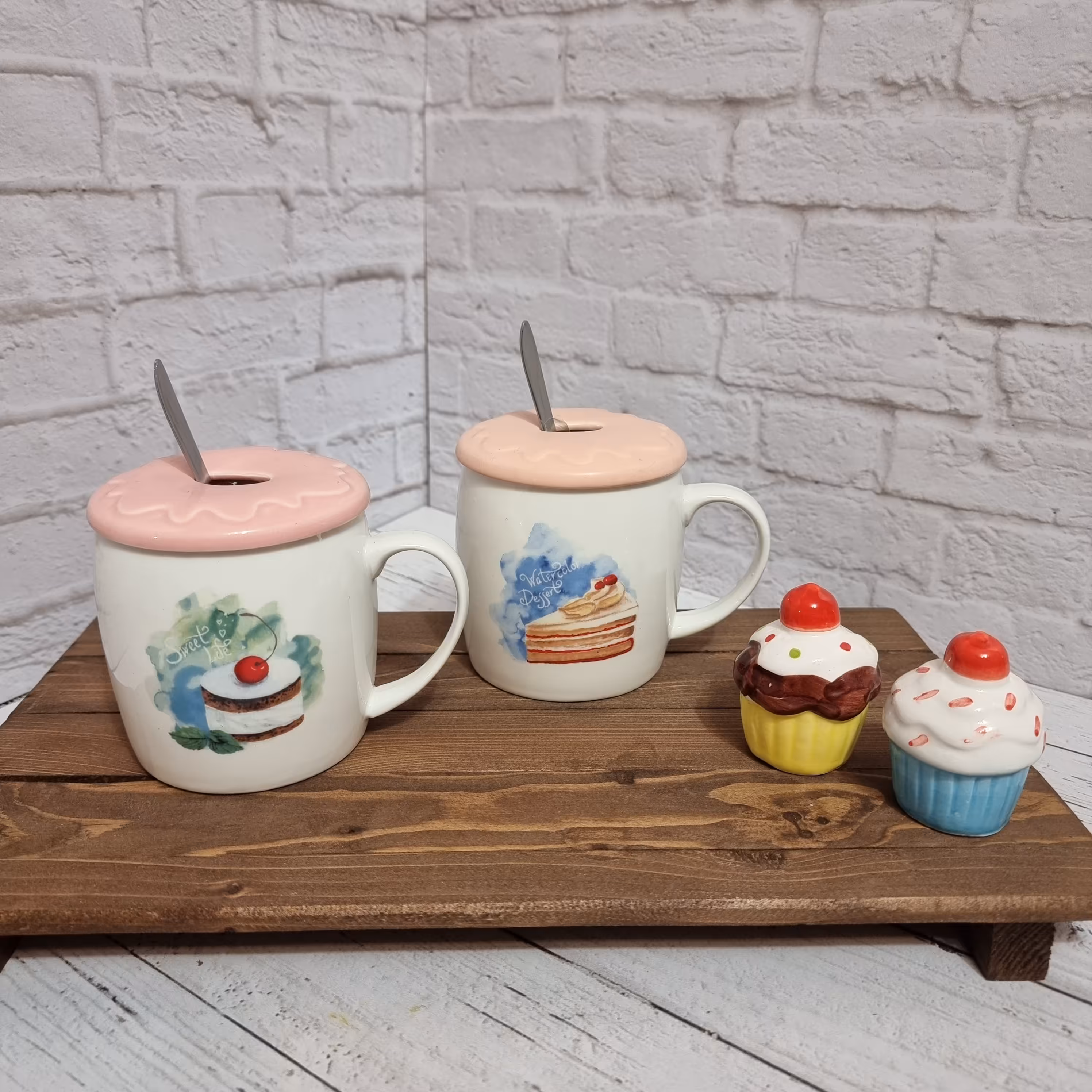 ماگ سرامیکی طرح کیک همراه با درب سرامیکی و قاشق استیل