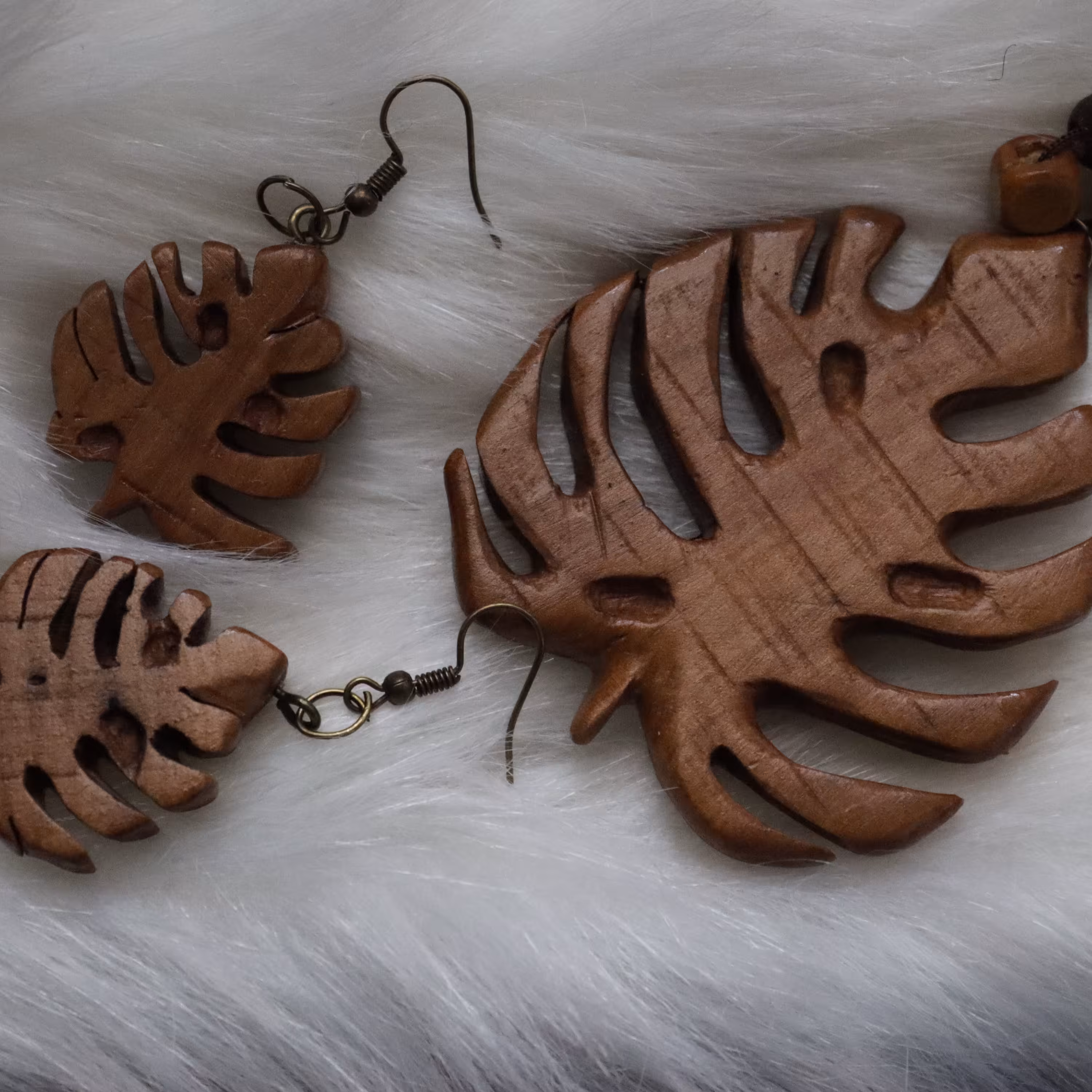 گردن آویز و گوشواره چوبی، طرح برگ انجیری