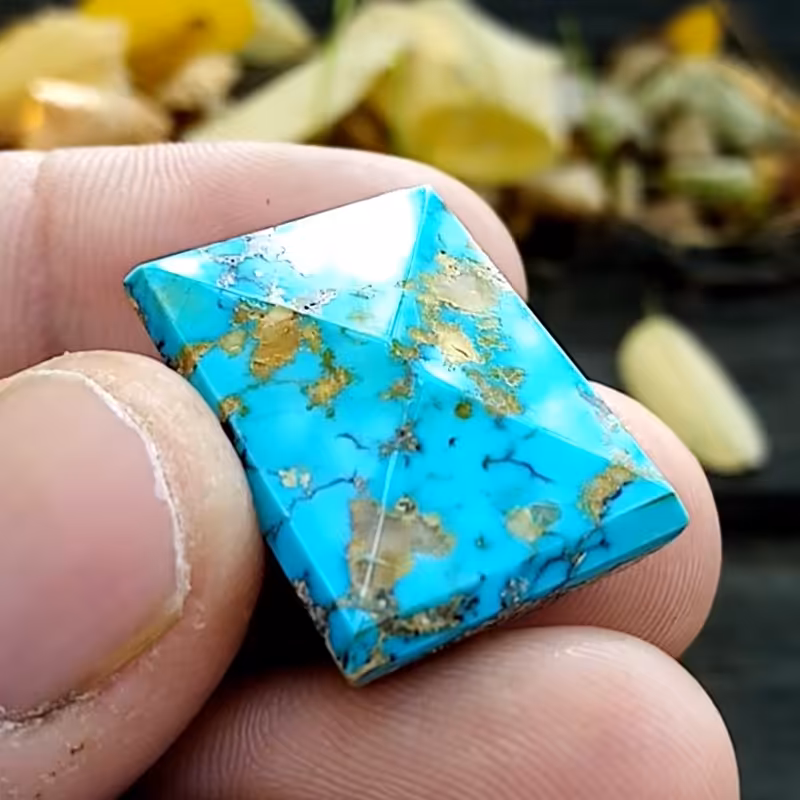 نگین فیروزه نیشابوری طبیعی هرمی تراش درشت و ارتفاع دار 3در2سانت