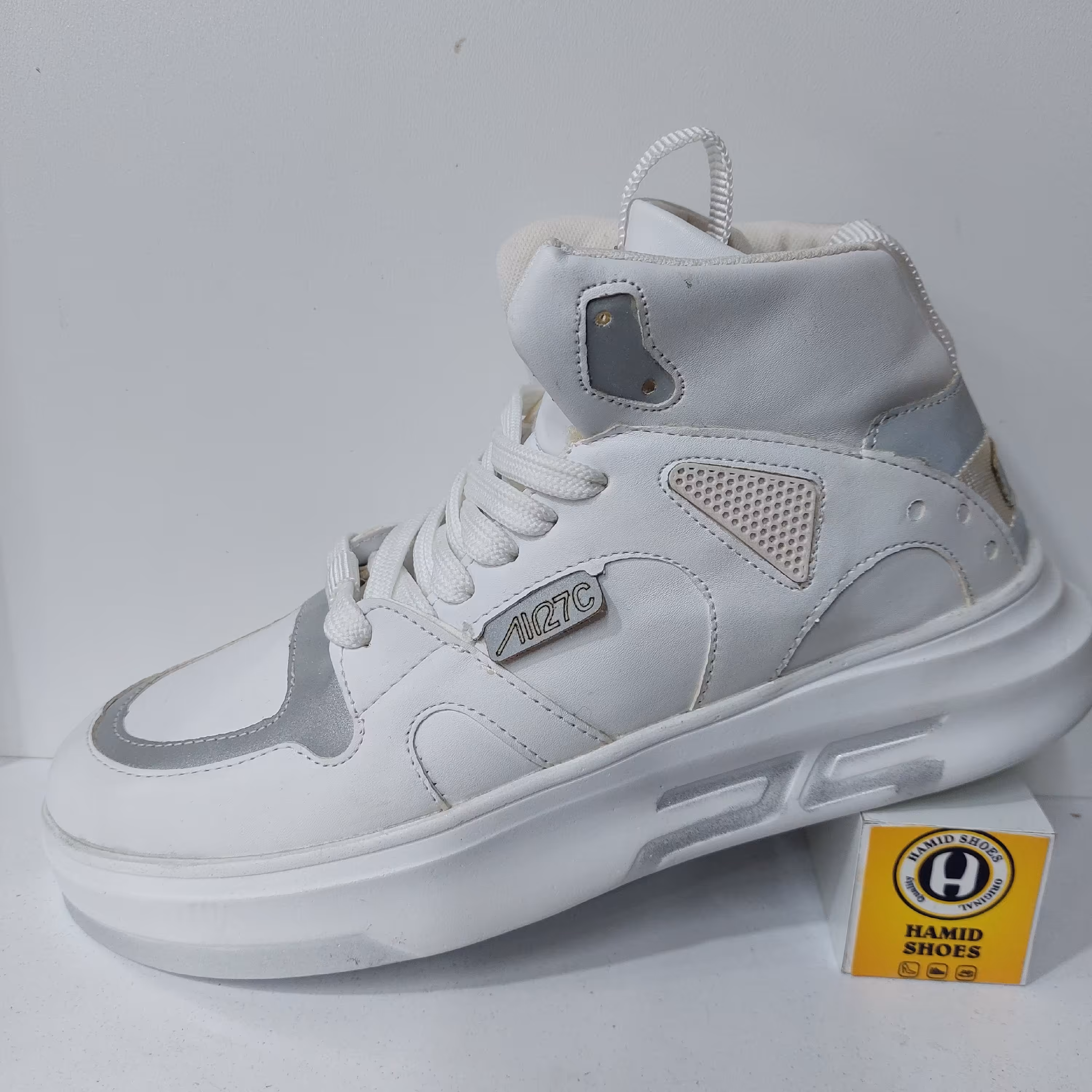 اسپرت ساقدار  میانه 25 دارای کفی مموری فوم بسیار خوش قالب و شیک مخصوص شیک پوشان سایز بندی 37 تا 40  ر دو رنگ مشکی و سفی