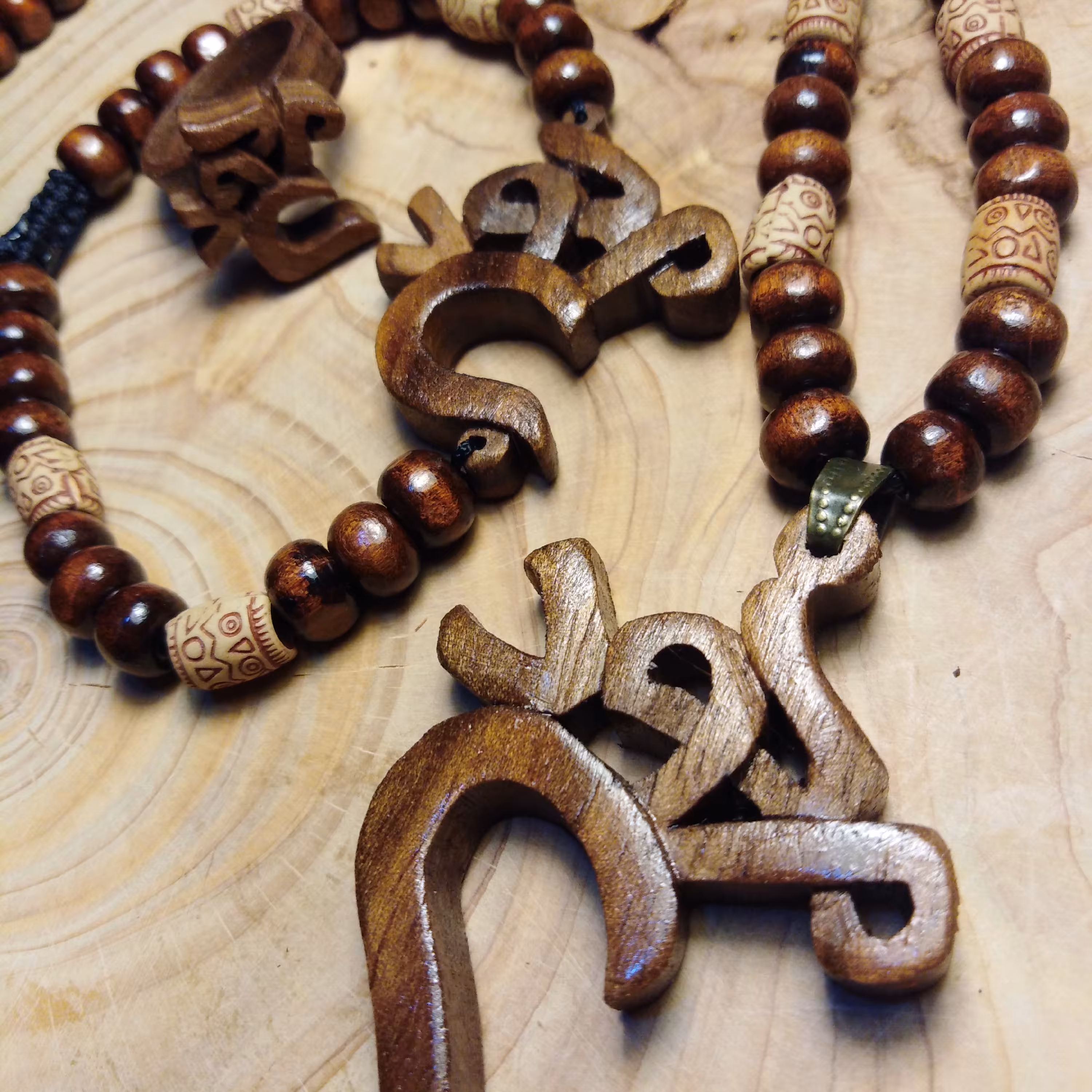 ست اسم مهدی. شامل دستبند ، انگشتر، گردنبند تمام مهره 75 سانت. ساخته شده از چوب گردو