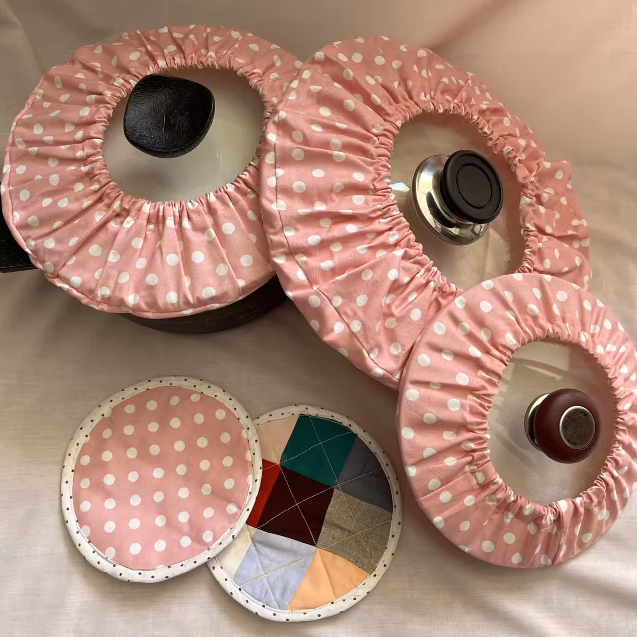 ست دم کنی ودستگیره چهل تیکه دوزی  بدون الیاف مصنوعی ومضر، دارای آستری وزیر کار الیاف طبیعی (پس کرایه)