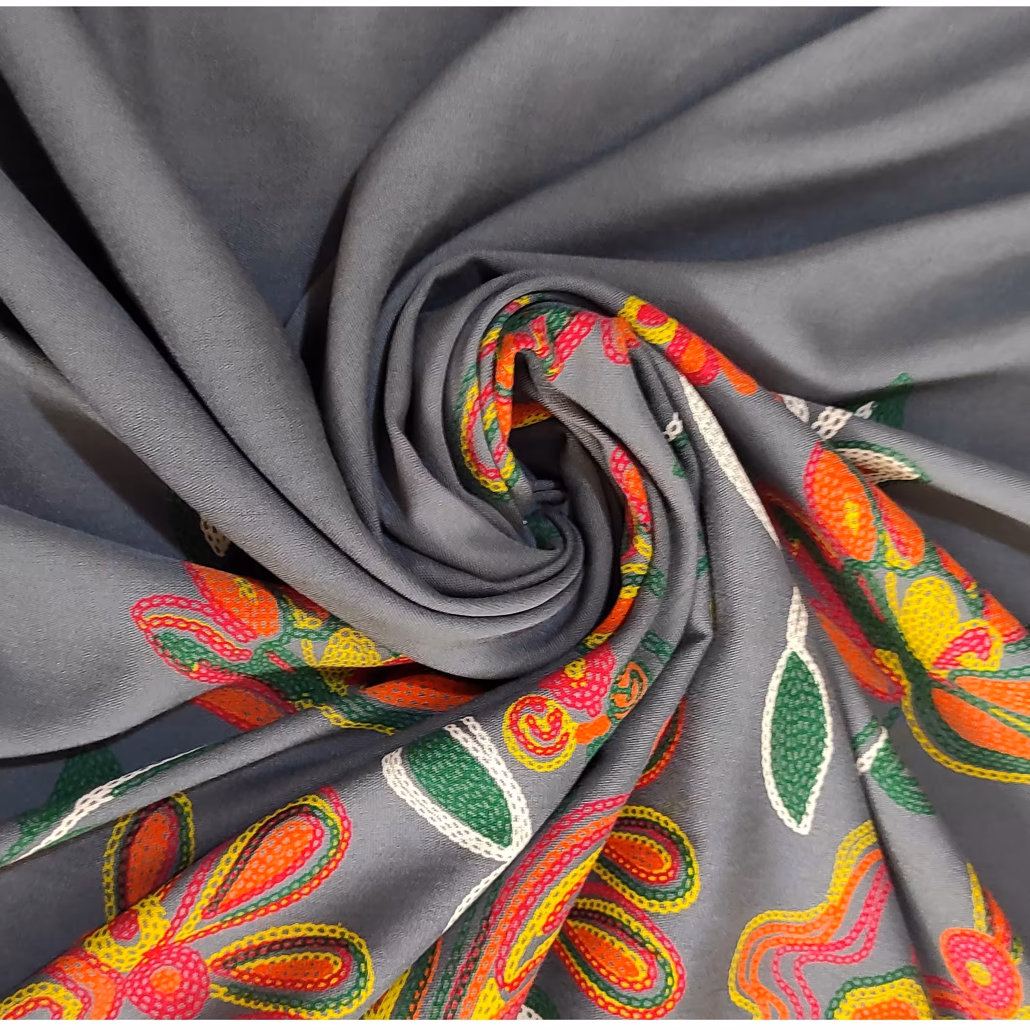 پارچه نخی  یک طرف حاشیه دار طرح سوزندوزی چاپی زمینه طوسی روشن عرض 110