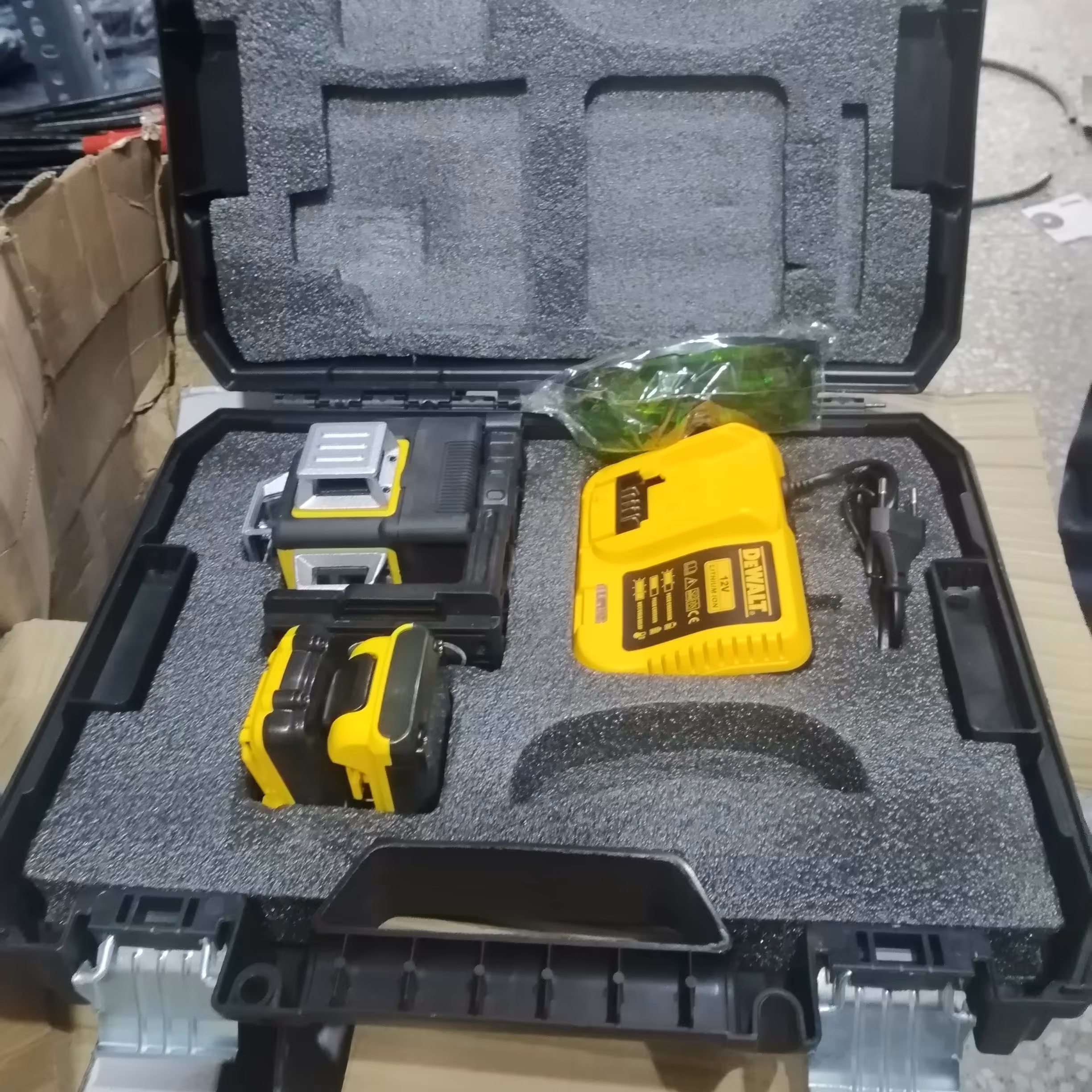 تراز لیزری دوخط طرح  دیوالت 