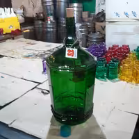 قرابه هشت لیتری نیکا  شیشه سبز  با دو درب چوب پنبه و پلاستیکی آب بند محصول جدید و  زیباتر از آنچه در تصویر میبنید