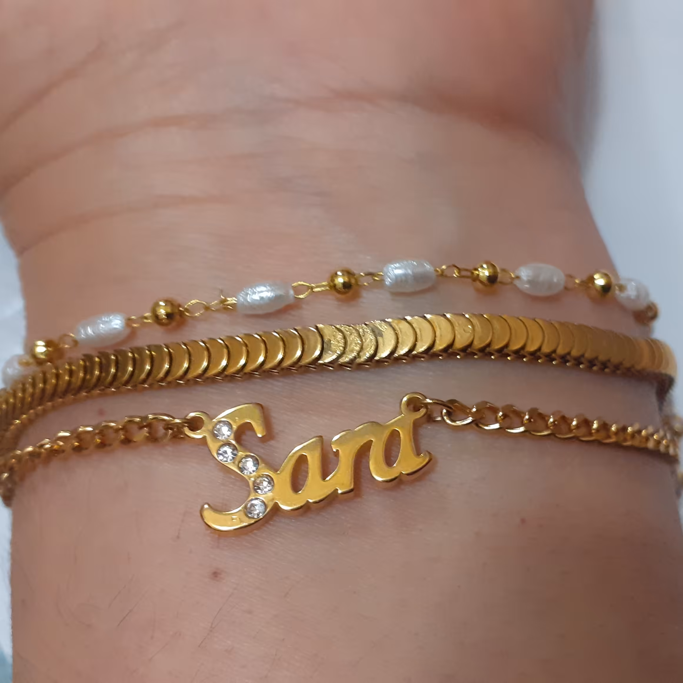 دستبند سه ردیفه باپلاک اسم سارا رنگ ثابت با زنجیر مرواریدی و ماری  کد 6767