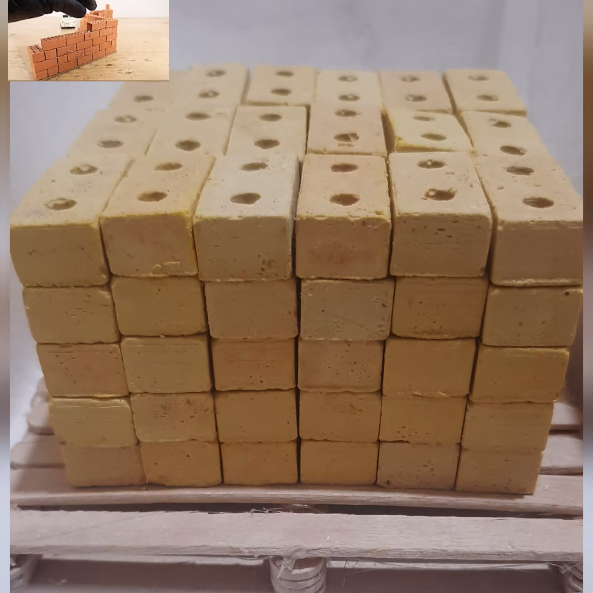 آجر دو گل مینیاتوری بسته 100عددی رنگ زرد وزن 3گرم سایز 3سانت طول 1.5سانت عرض 1سا