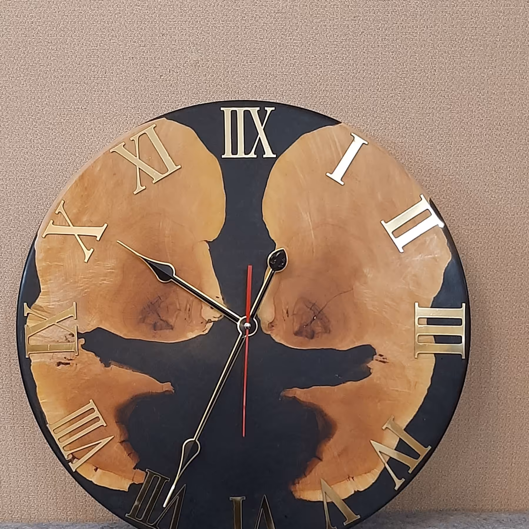 ساعت دیواری گرد  چوبی و رزین