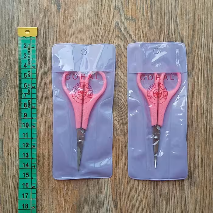 قیچی آرایشی  دسته صورتی کوچک