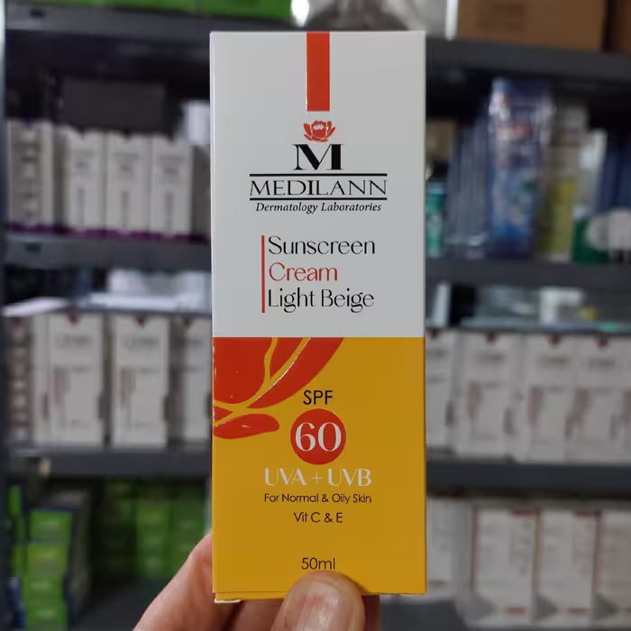 کرم ضد آفتاب مدیلن رنگی و فاقد چربی مناسب پوست های چرب و آکنه دار (spf60)حجم 50 میلی لیتر