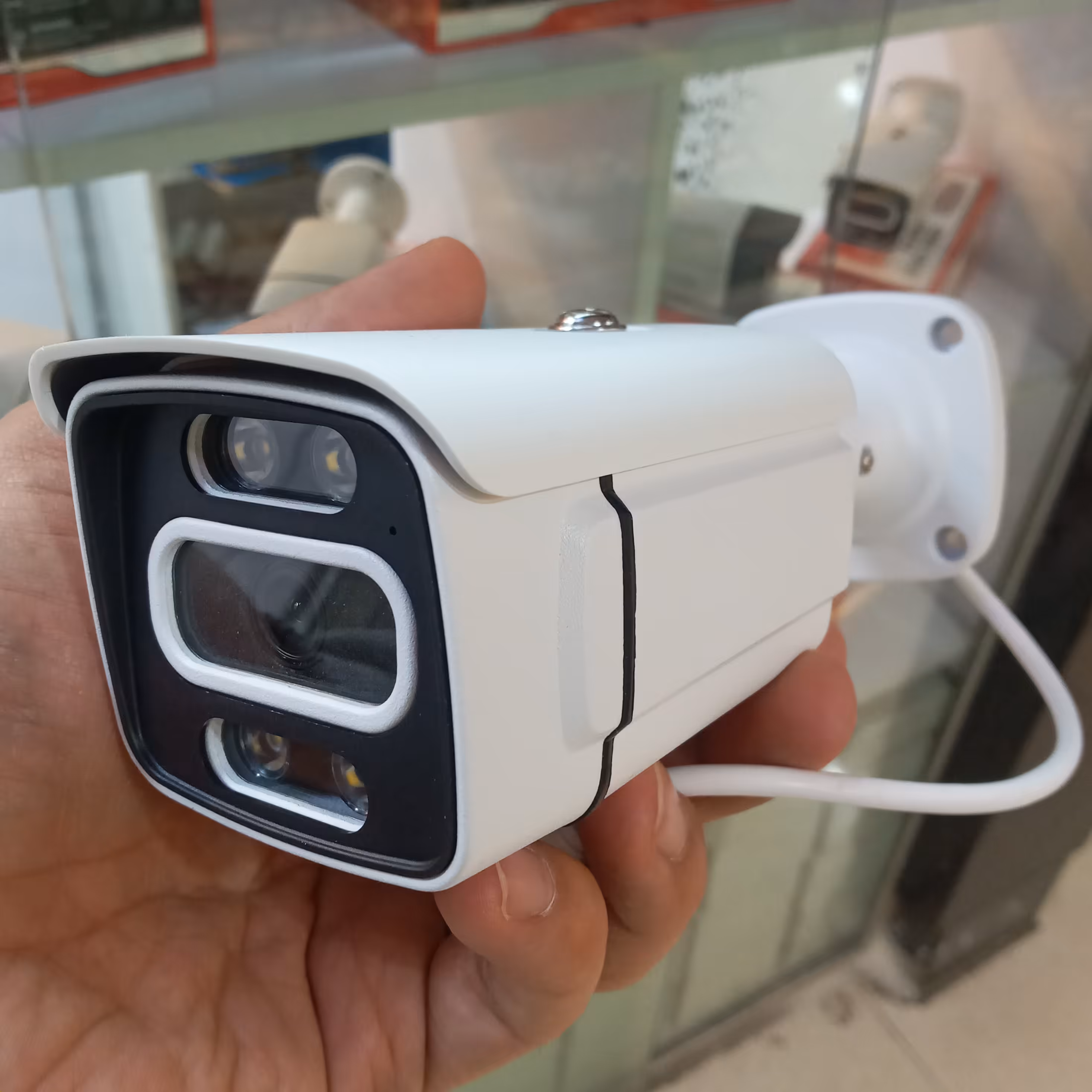 دوربین مداربسته 8 مگاپیکسل فول اچ دی AHD دید در شب رنگی قالبلیت تنظیم روی 5 مگ 4 مگ 2 مگ برای انواع دی وی آر