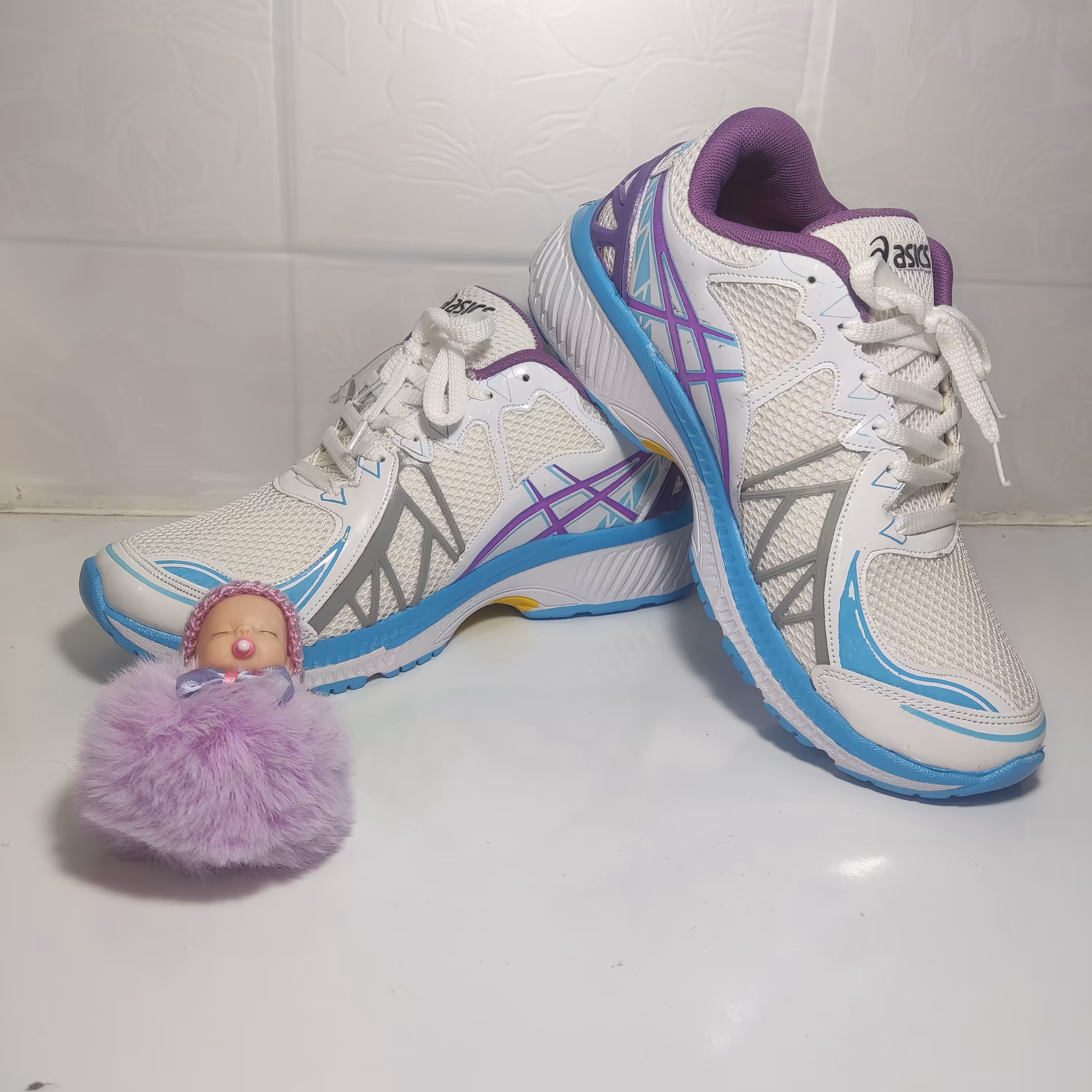 کتونی برند آسیکس کار  شرکتی در پنج رنگ مختلف دارای سایز بندی 41-44 کفدوخت 