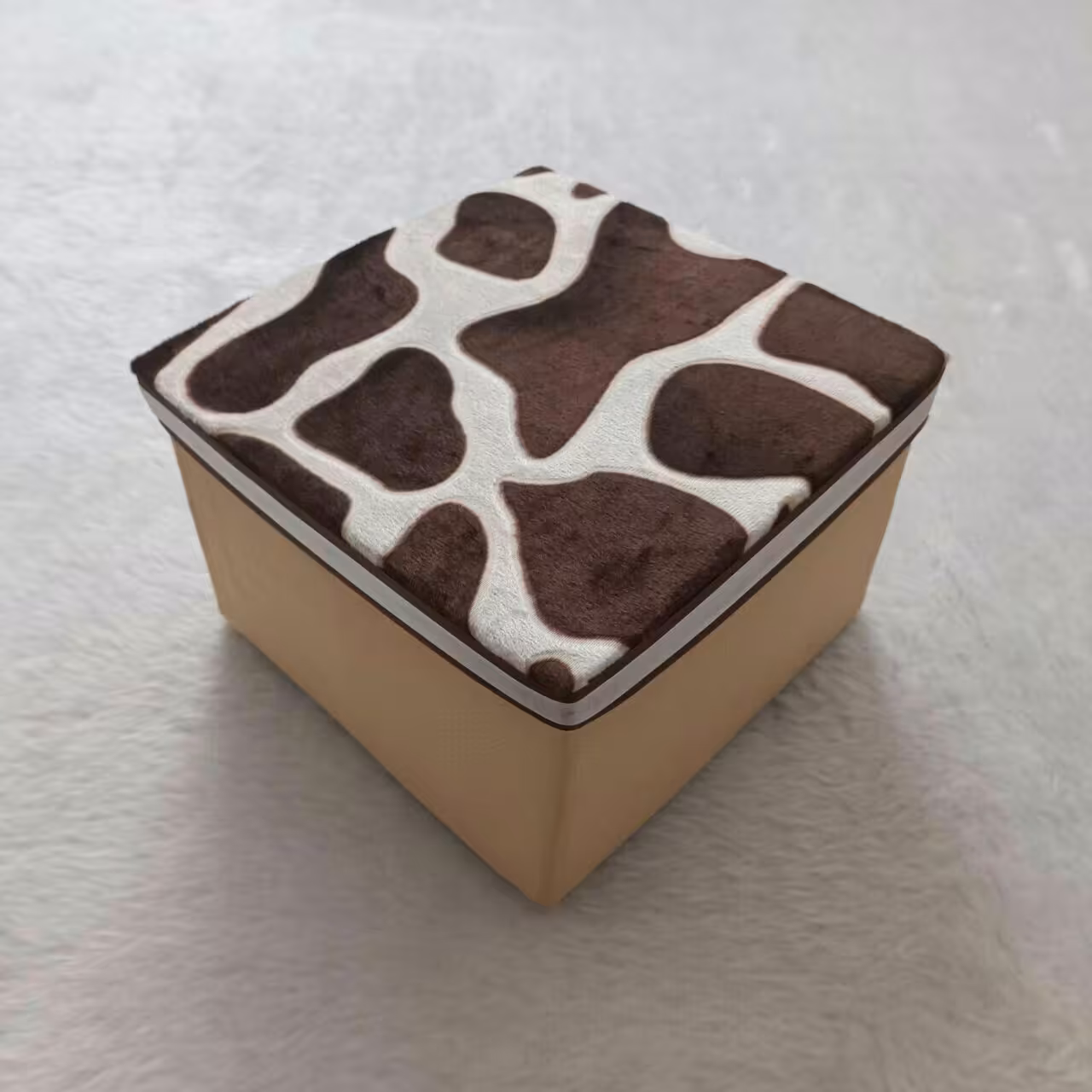 باکس مربع متوسط  ، طرح زرافه ای  ، مناسب هدیه های مختلف موجود هست ،  آماده فروش 