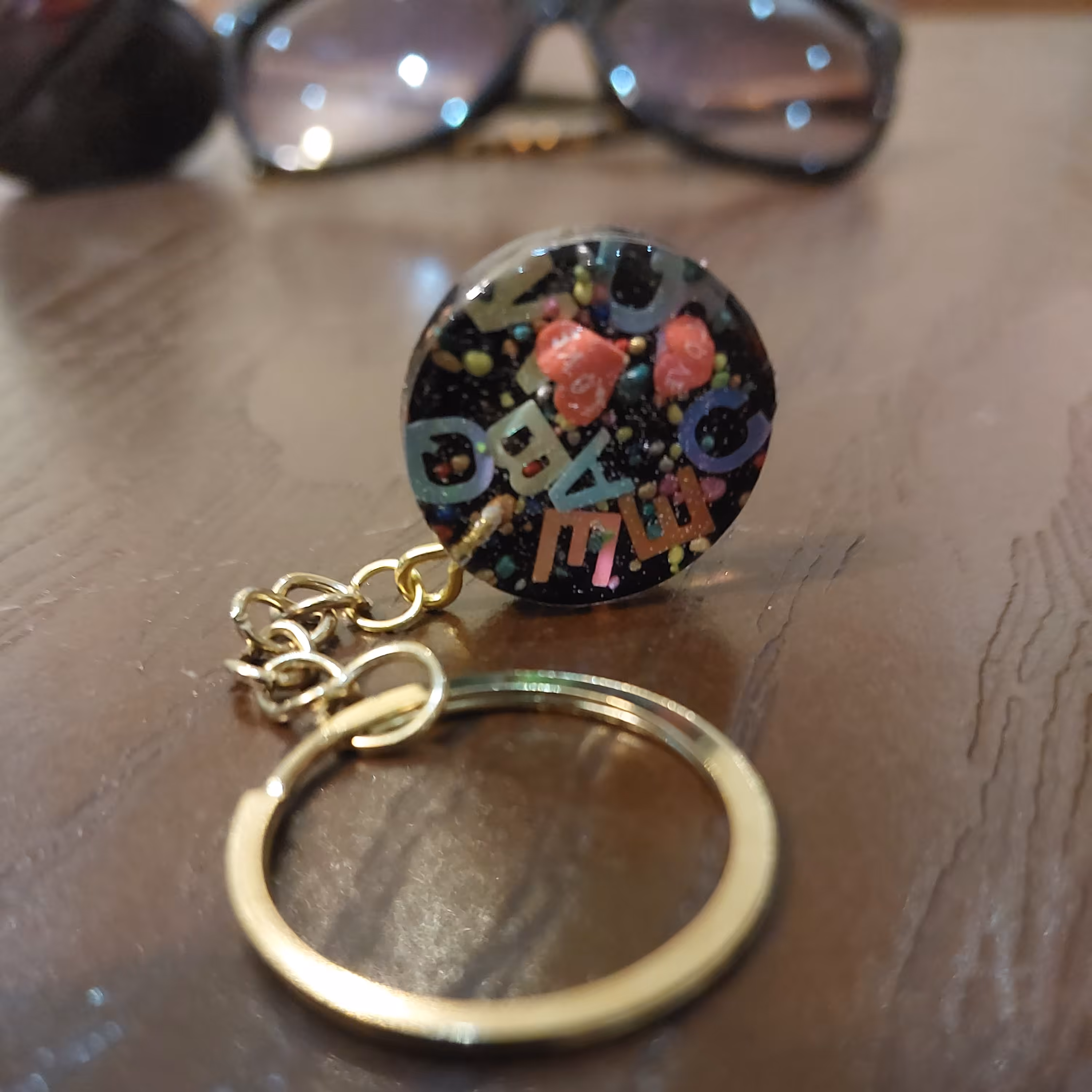 جاکلیدی رزینی دایره ای شکل و زمینه مشکی