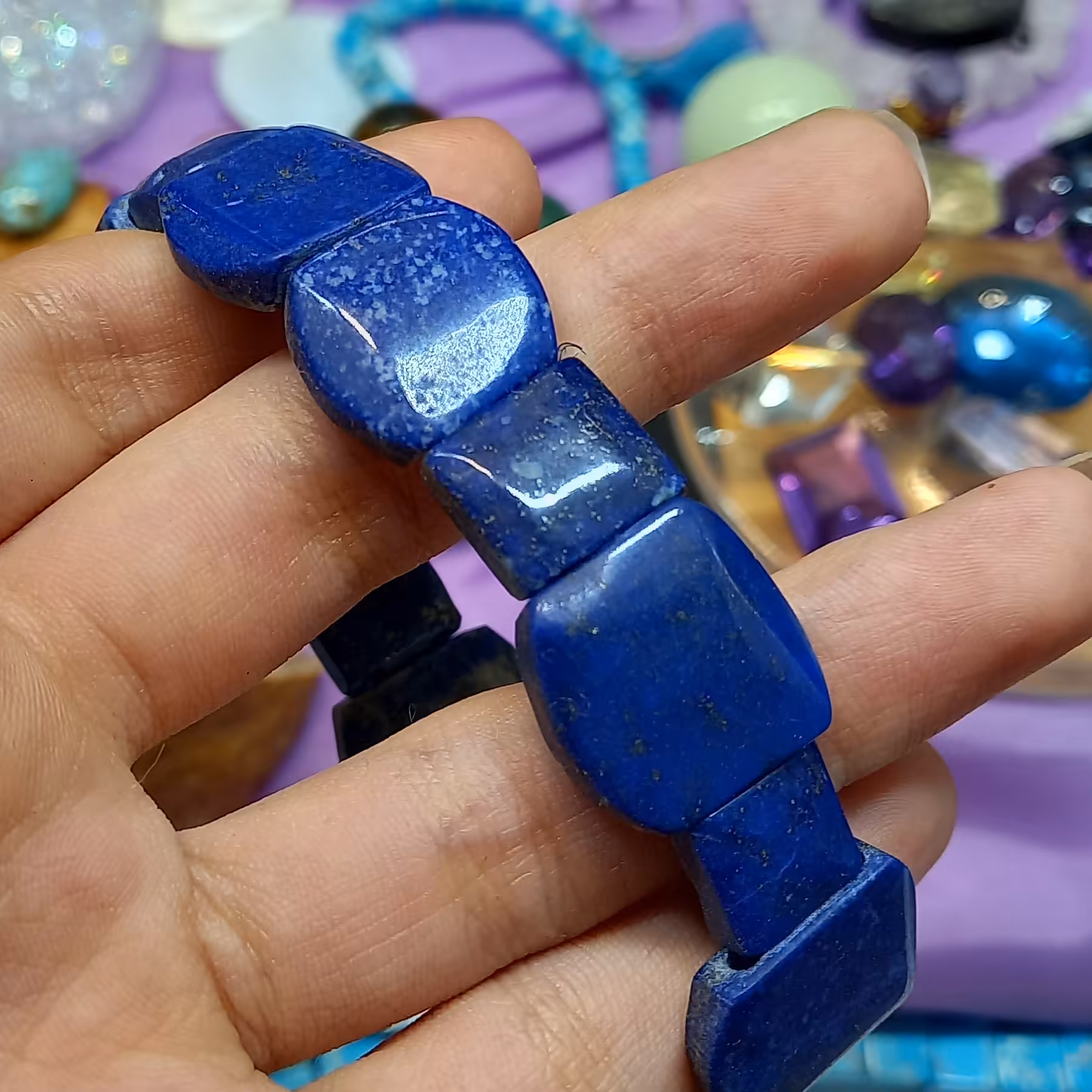 دستبند لاجورد طبیعی تمام سنگ تراش، دست 