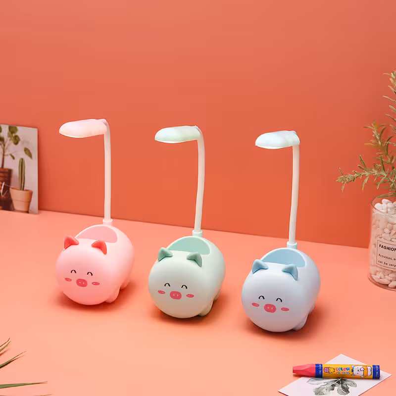 چراغ مطالعه و جاقلمی فانتزی طرح خوک