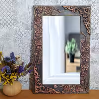 قاب آینه چوبی طرح گل و برگ برجسته 