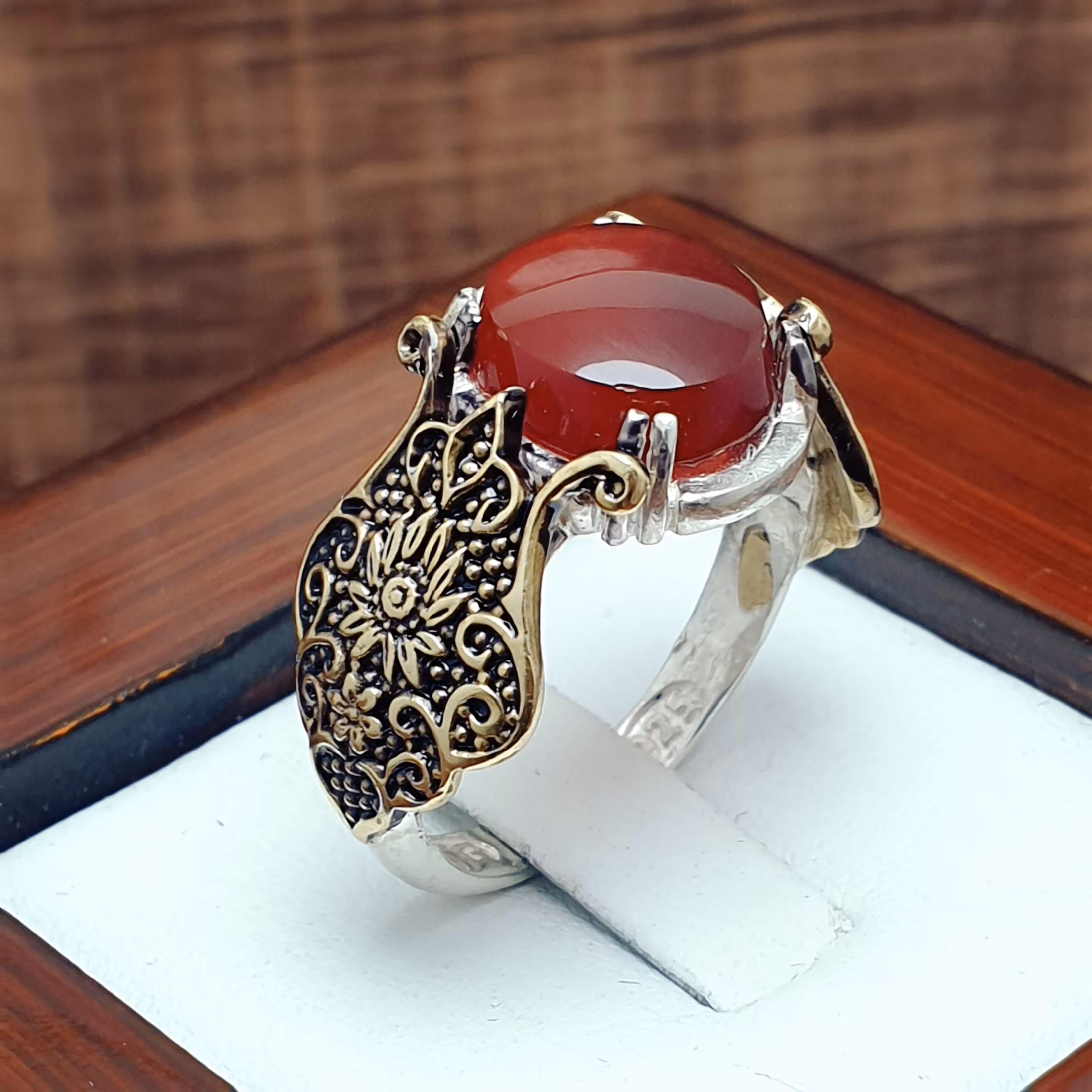 نگین عقیق یمنی اصل و معدنی سرخ و ابدار با زکاب نقره گل طلایی رنگ ثابت