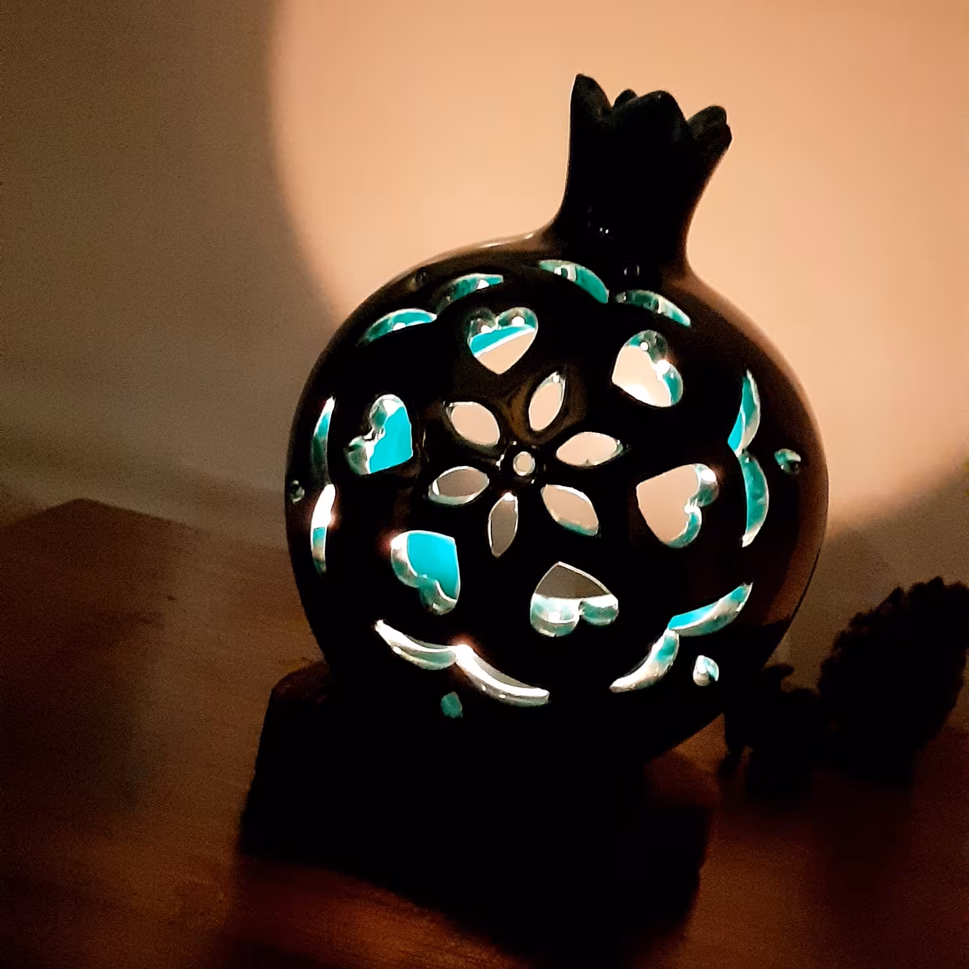 جاشمعی انار دکوری جاشمعی سرامیکی  استند انار پاییزی مجسمه انار مشبک انار مصنوعی دکور عکاسی دکور پاییزی دکور کریسمس