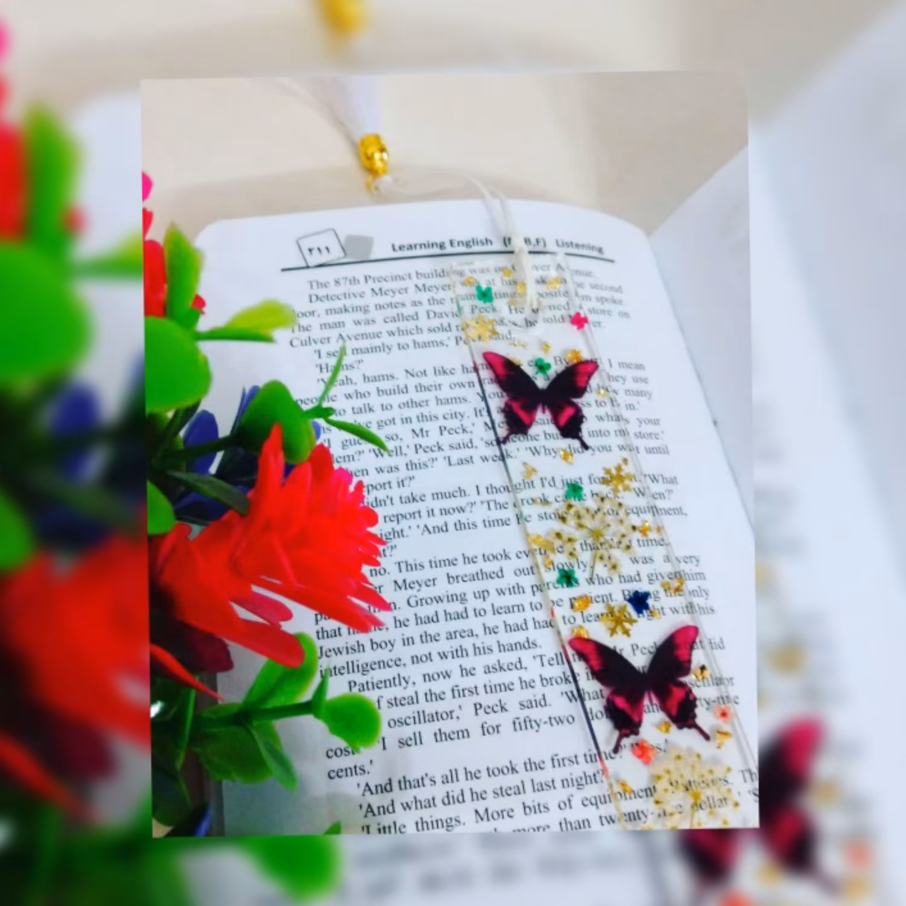 بوکمارک رزینی با طرح پروانه سرخ و گل شوکران 