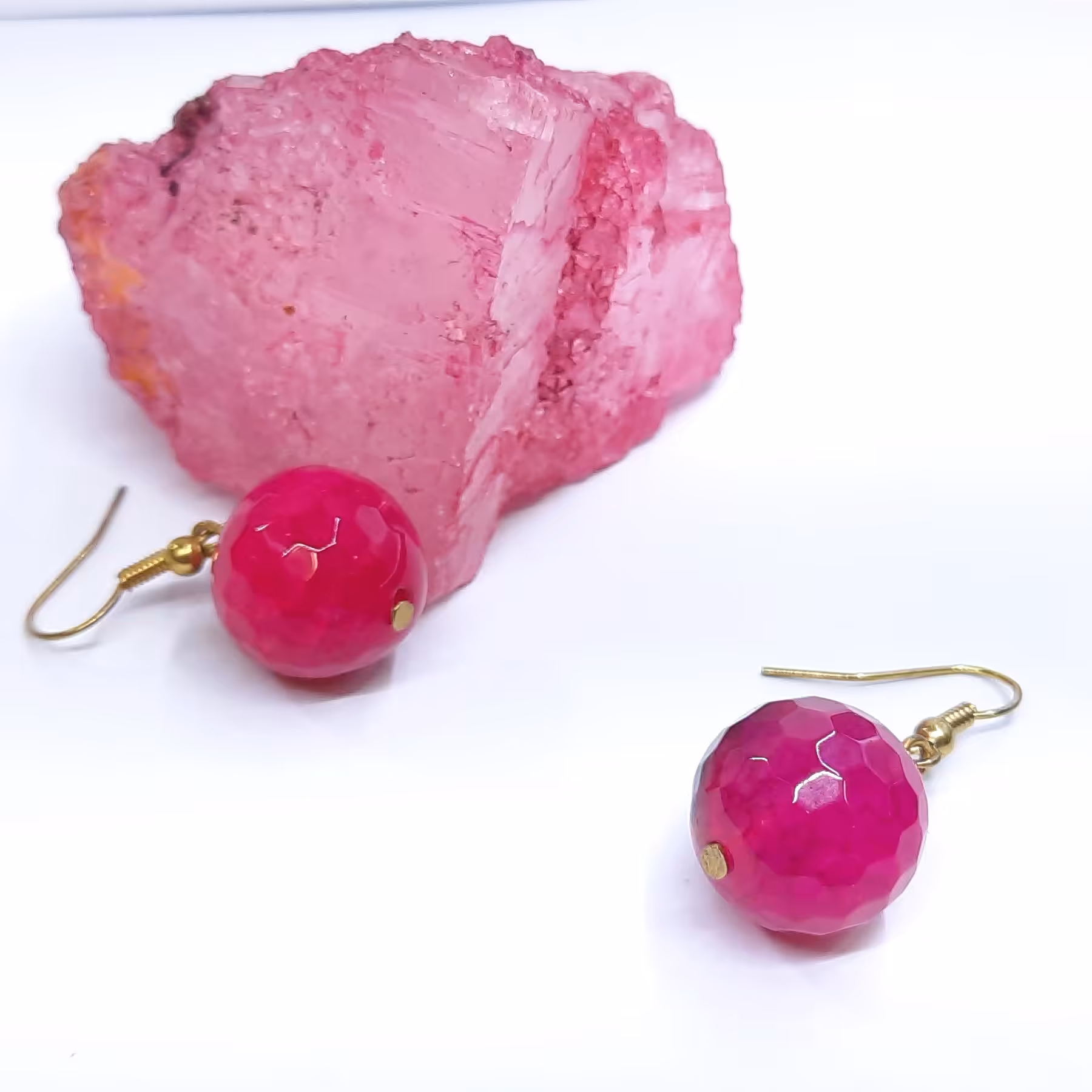 مجموعه دو عددی سنگ قرمز صورتی کد ار ان 119 گوشواره صورتی قرمز پر رنگ با عصای طلایی رنگ سطح فست تراشی شده