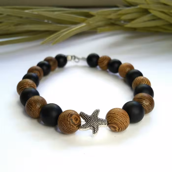 دستبند چوب و سنگ اونیکس با پلاک ستاره دریایی 