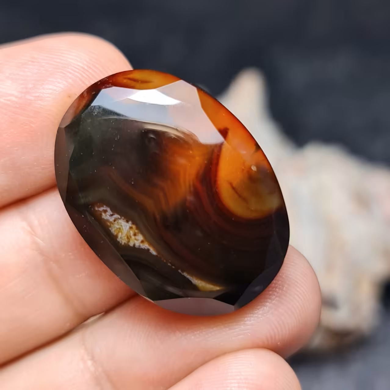 نگین فوق العاده زیبای سنگ عقیق بسیار خاص اصل خراسانی با تراش فست
کد 27185
