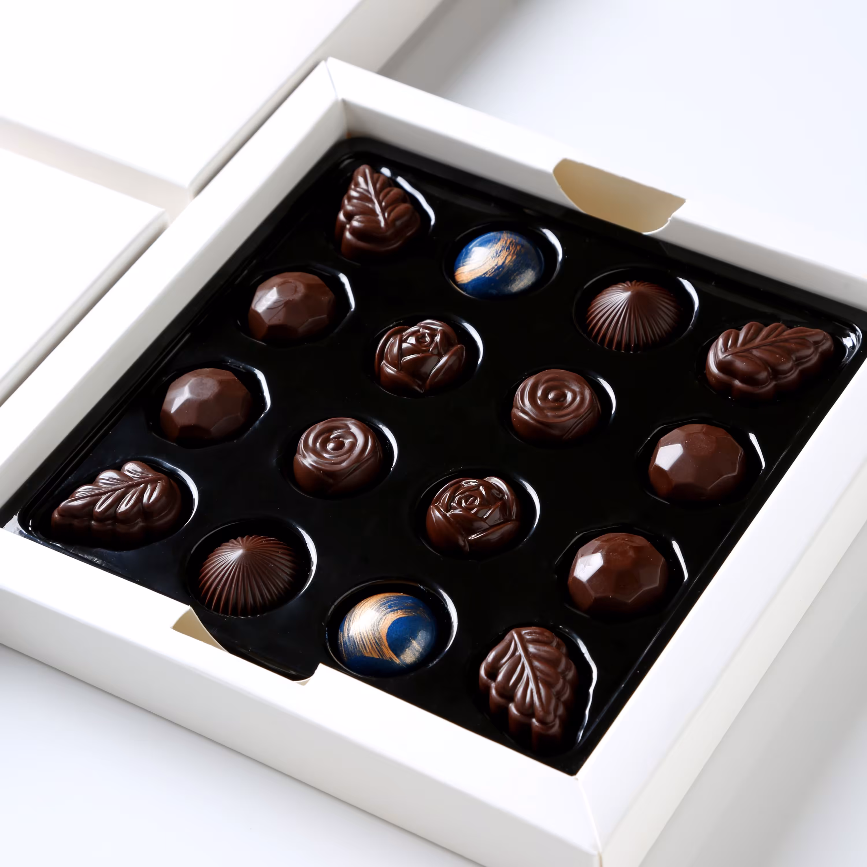 شکلات 16 تایی دست ساز Callebaut بلژیکی با 5 طعم مختلف