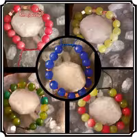 دستبندسنگ اصل عقیق  رنگی با بند کشویی که به راحتی قابل تغییر سایز هست 