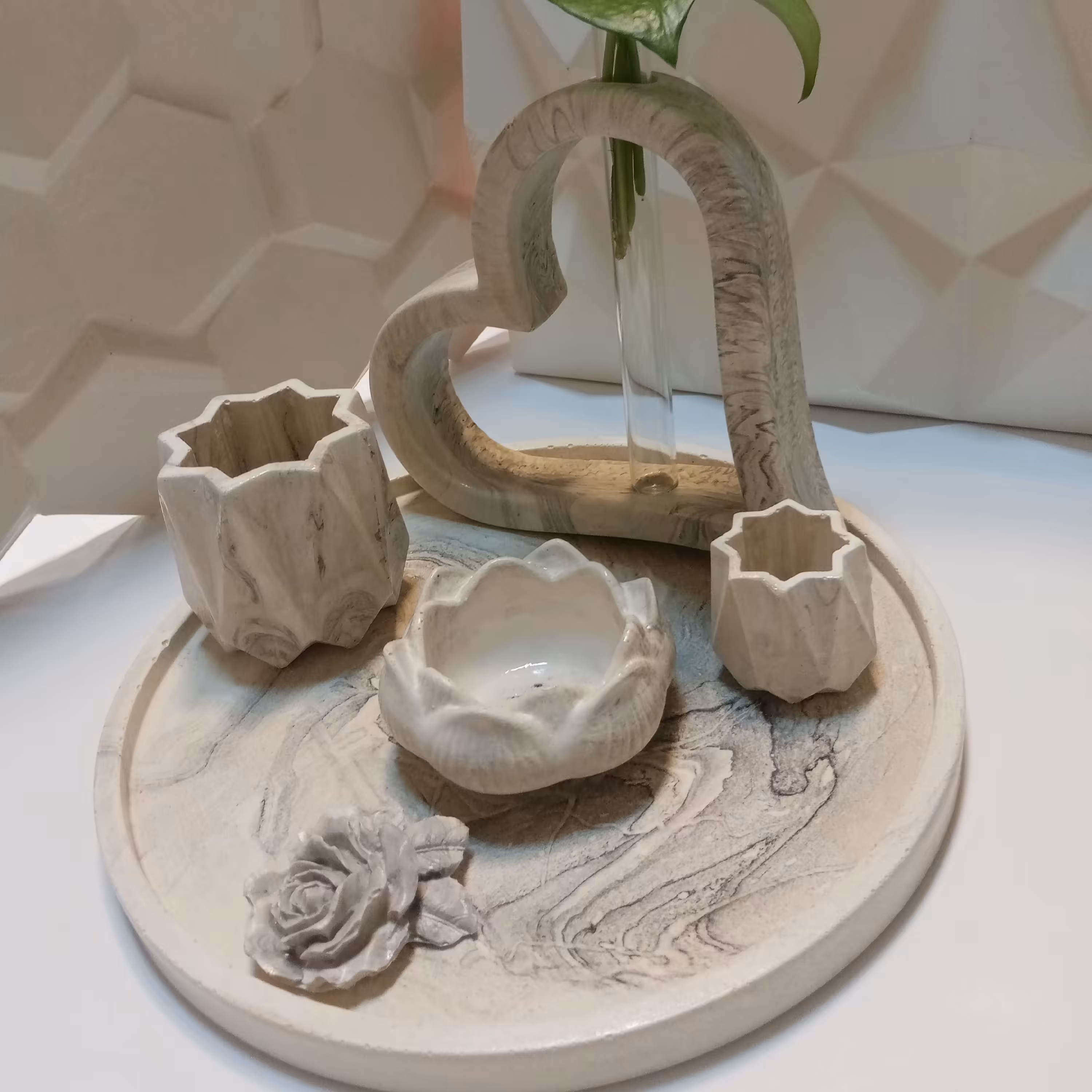 ست گلجای و سینی گرد. شامل سینی، گلجای قلب و چهار اکسسوری به دلخواه خودتون که توی عکس ها موجود هست